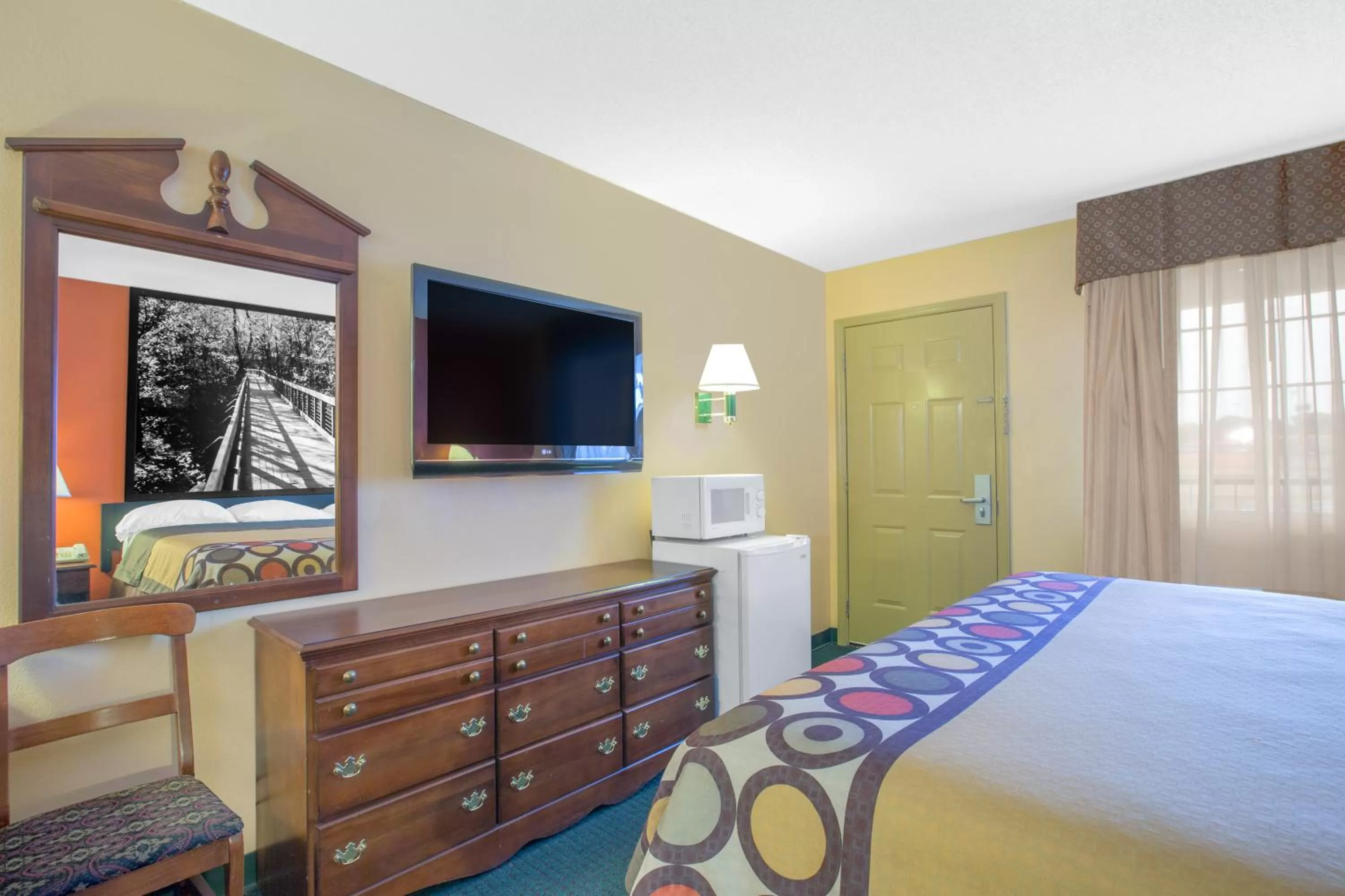 TV and multimedia, Bed in Super 8 by Wyndham Talladega AL