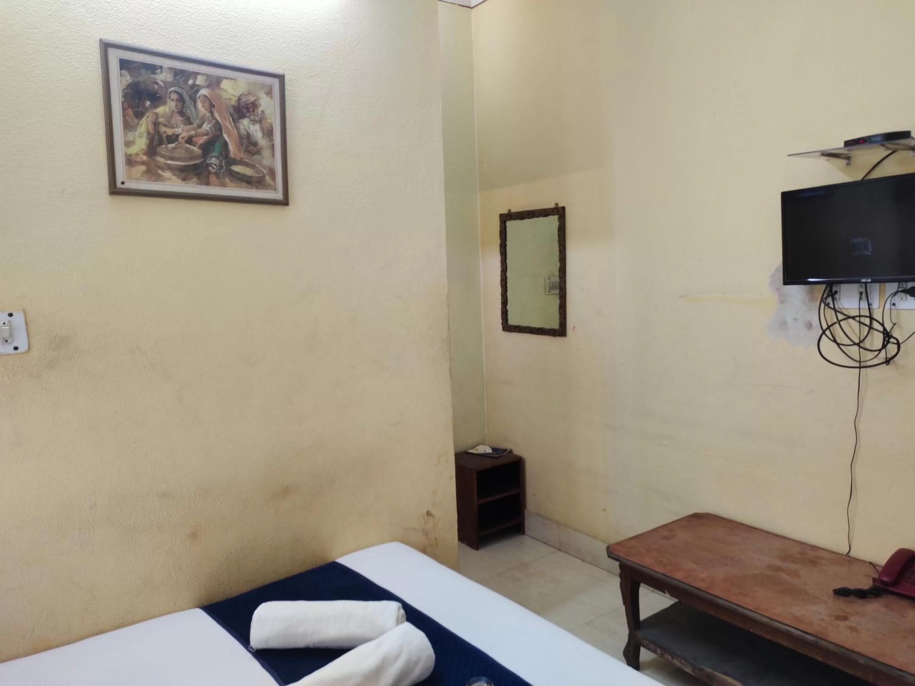 Bed, TV/Entertainment Center in The Maurvi Inn