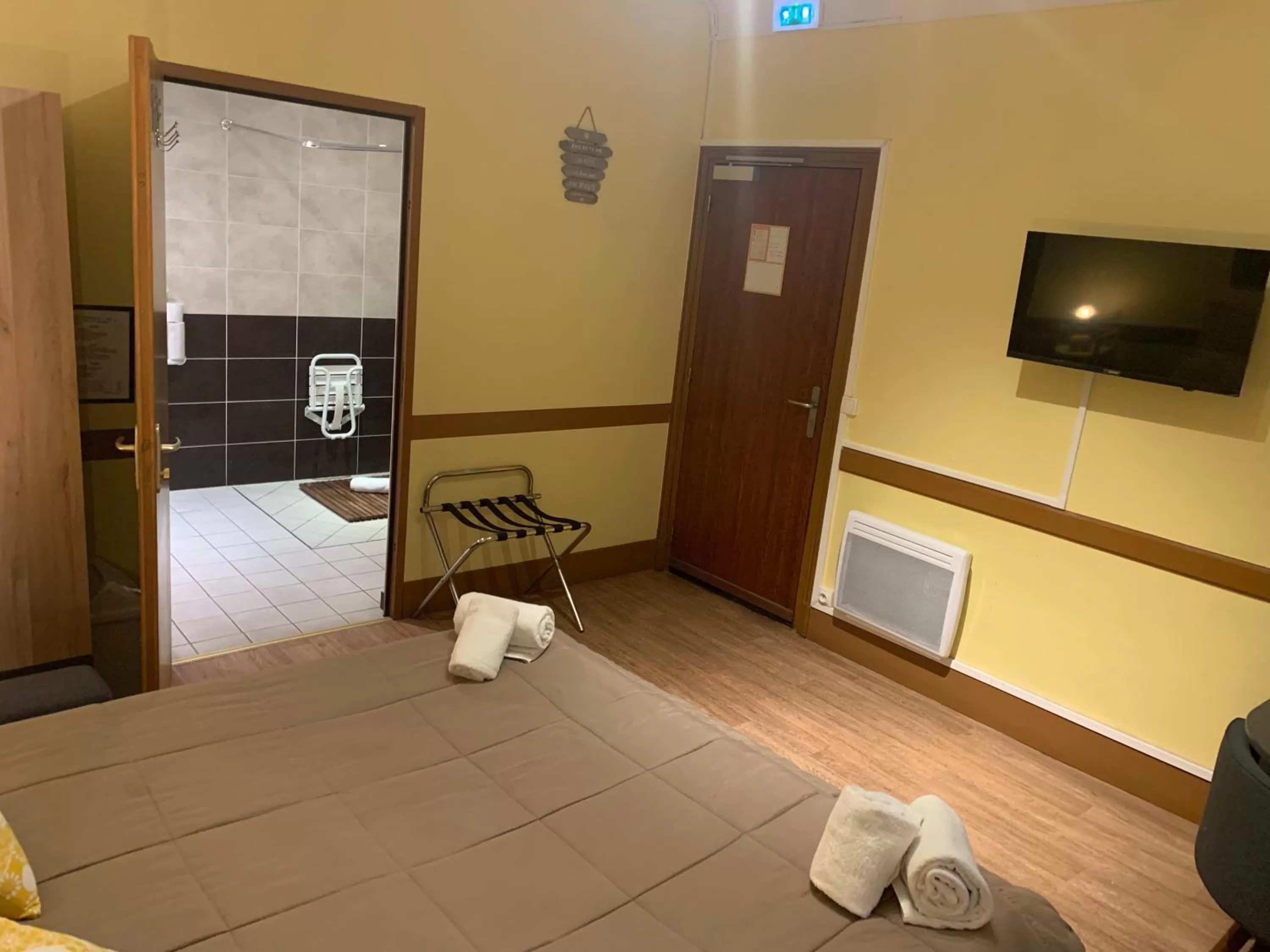 TV and multimedia in Hôtel Du Cheval Blanc Barcelonnette