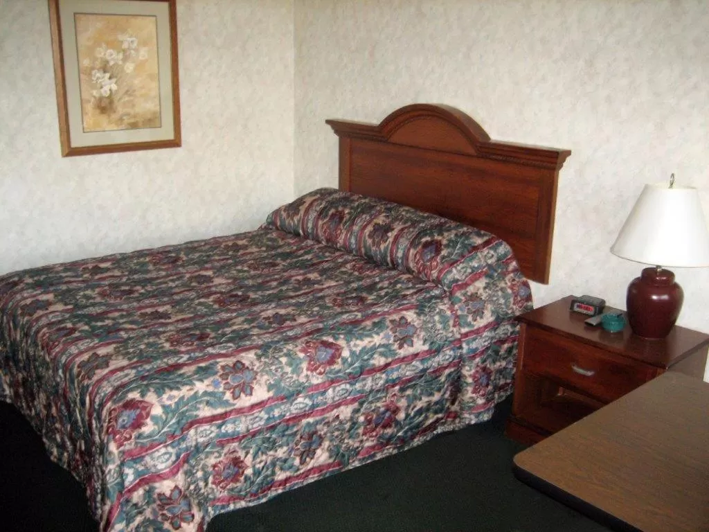 Bedroom, Bed in Fair Motel