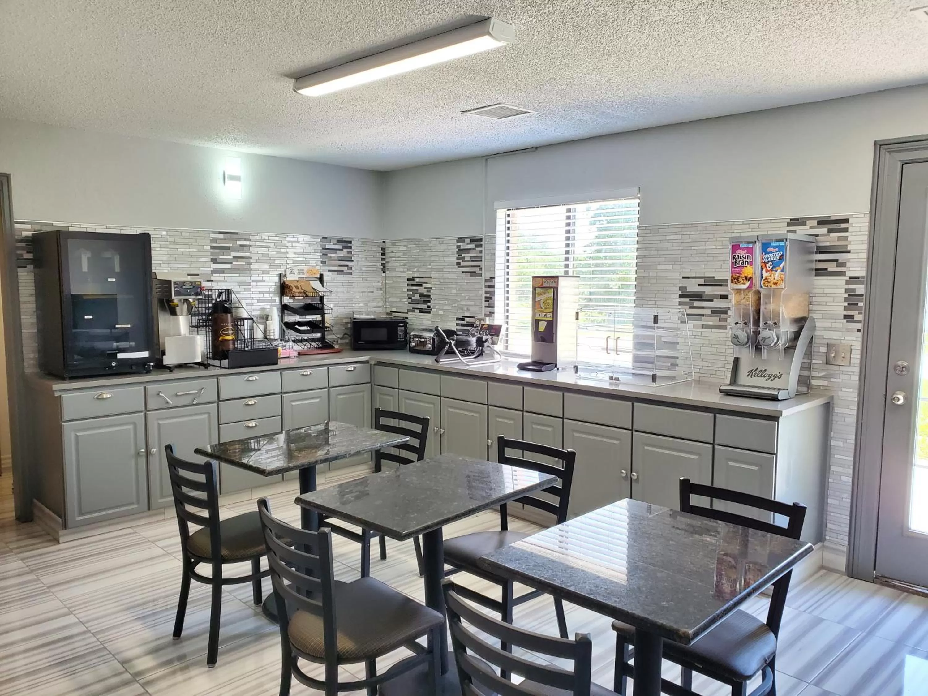 Breakfast in Super 8 by Wyndham Kansas City Airport North