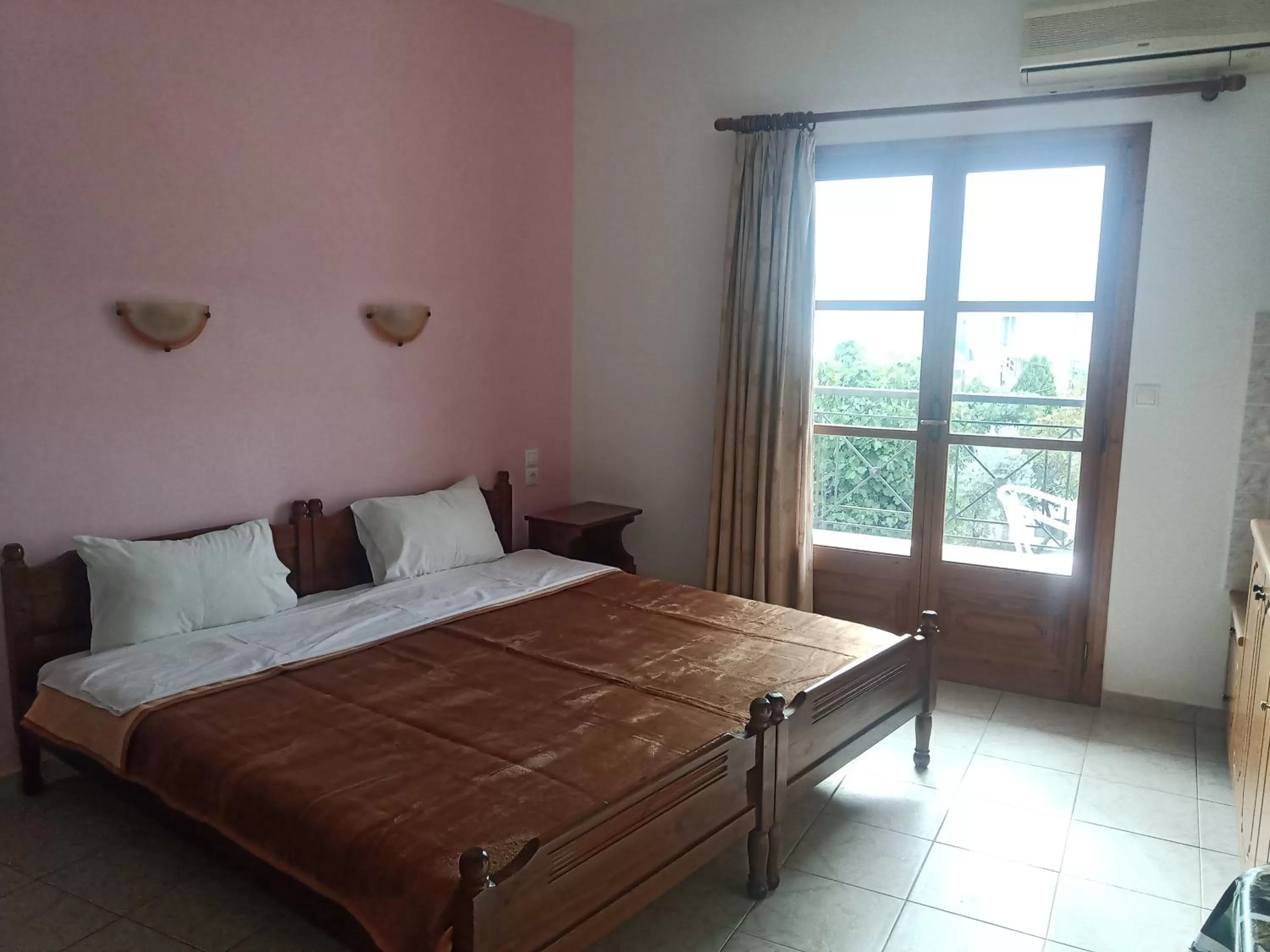 Bed in skiathos studios HL