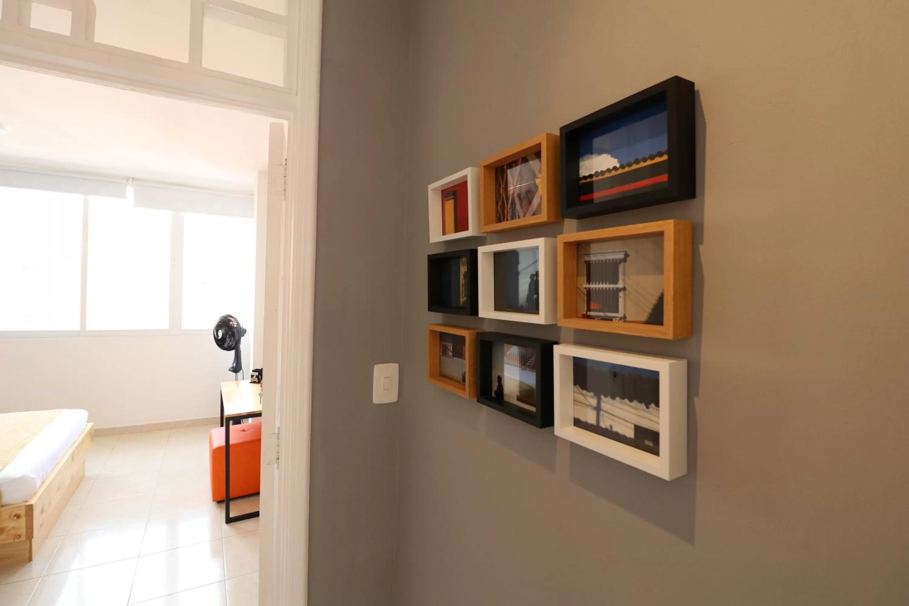 Living room in 554 Apartments