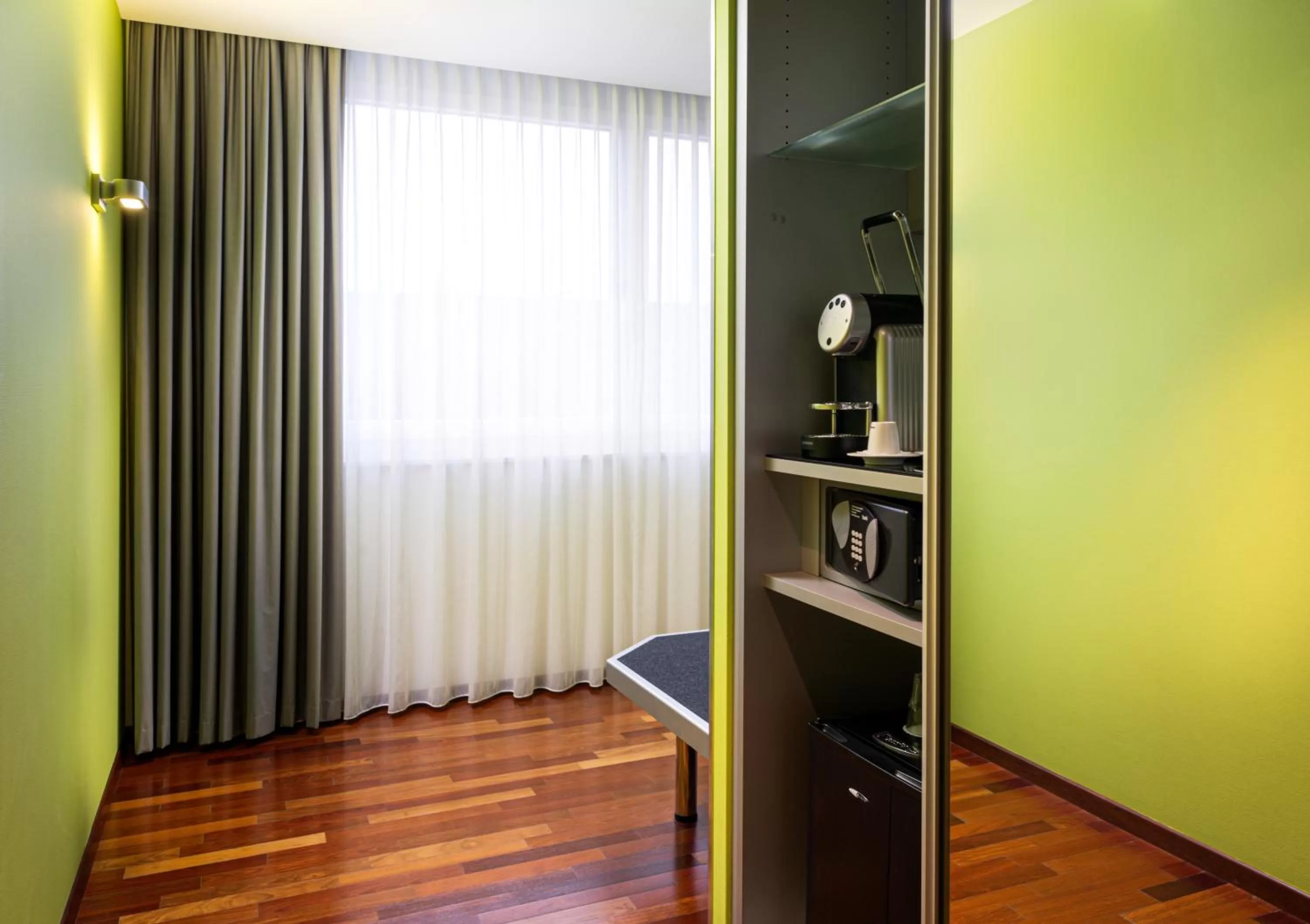 Coffee/tea facilities in Holiday Inn Zürich Messe by IHG