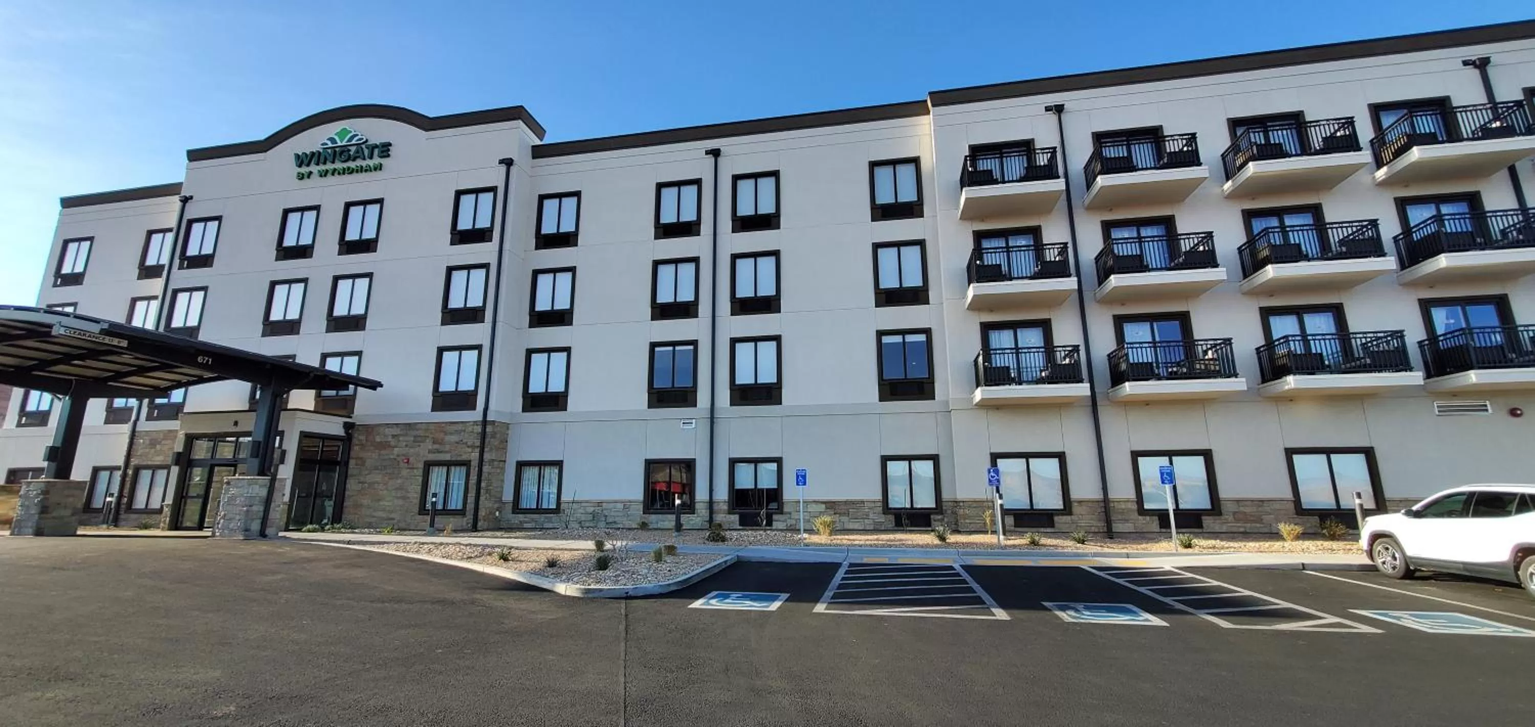 Property building in Wingate by Wyndham Page Lake Powell