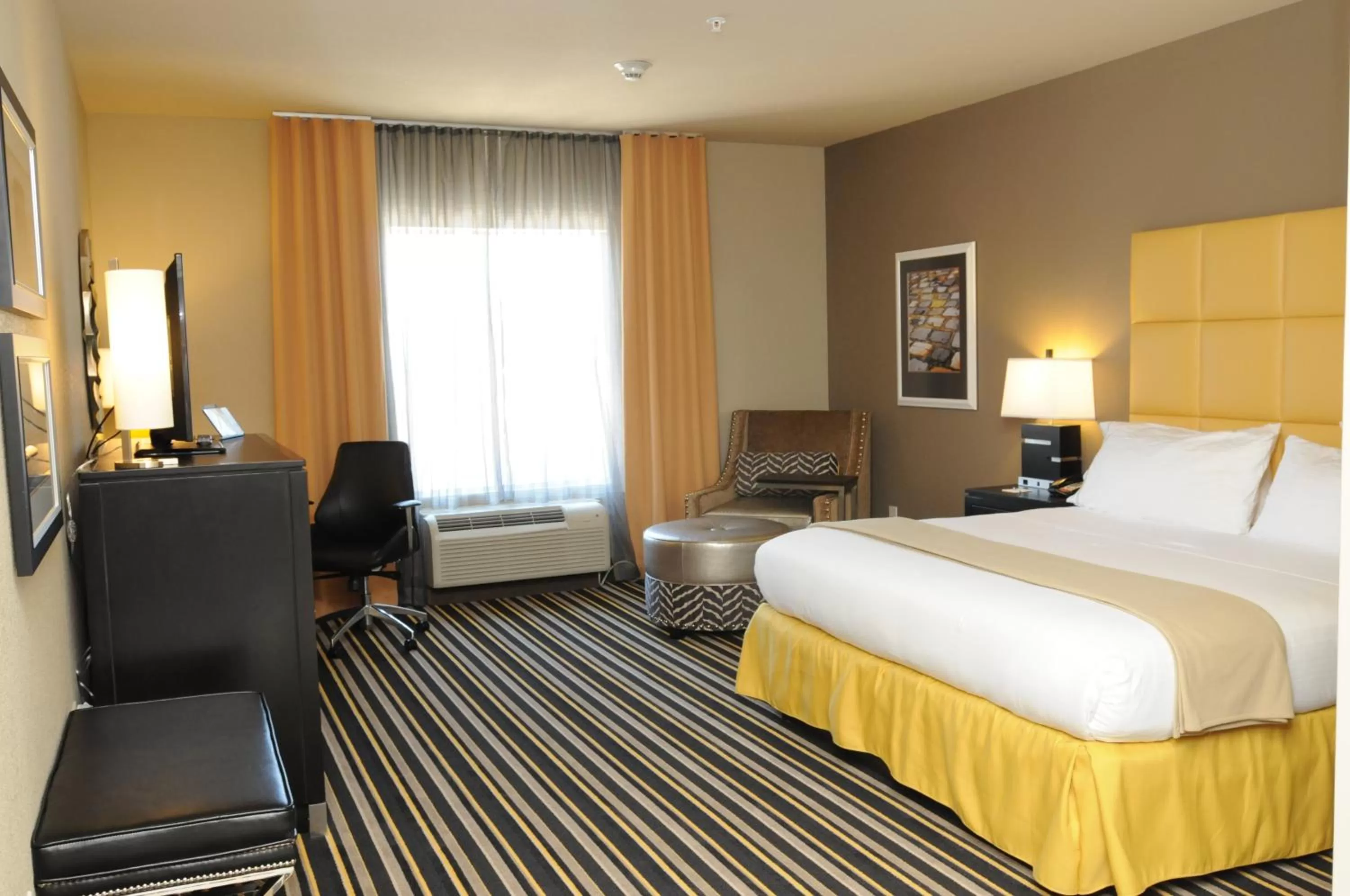 Photo of the whole room, Bed in Holiday Inn Express Covington-Madisonville by IHG