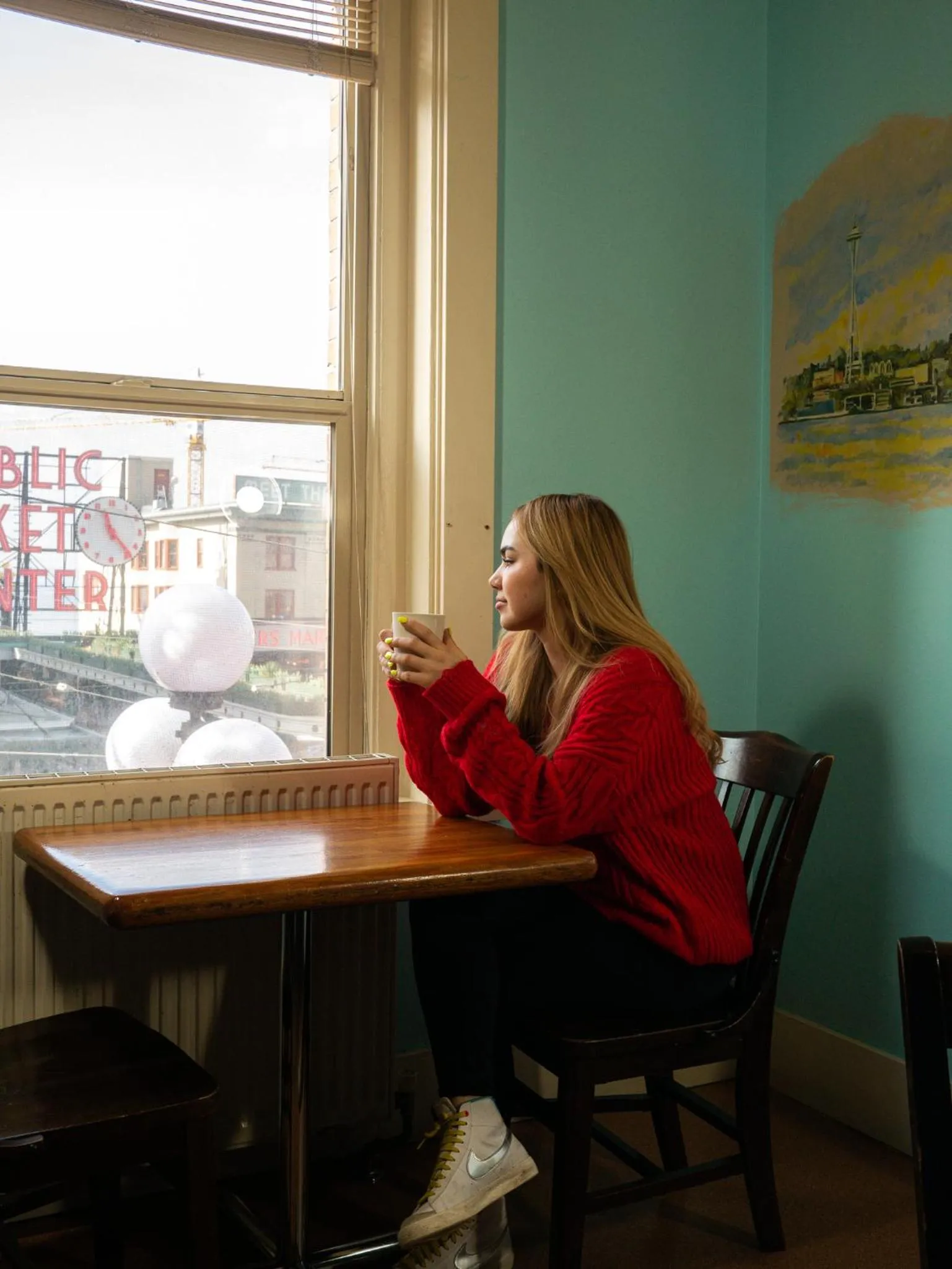 Communal lounge/ TV room in Green Tortoise Hostel Seattle