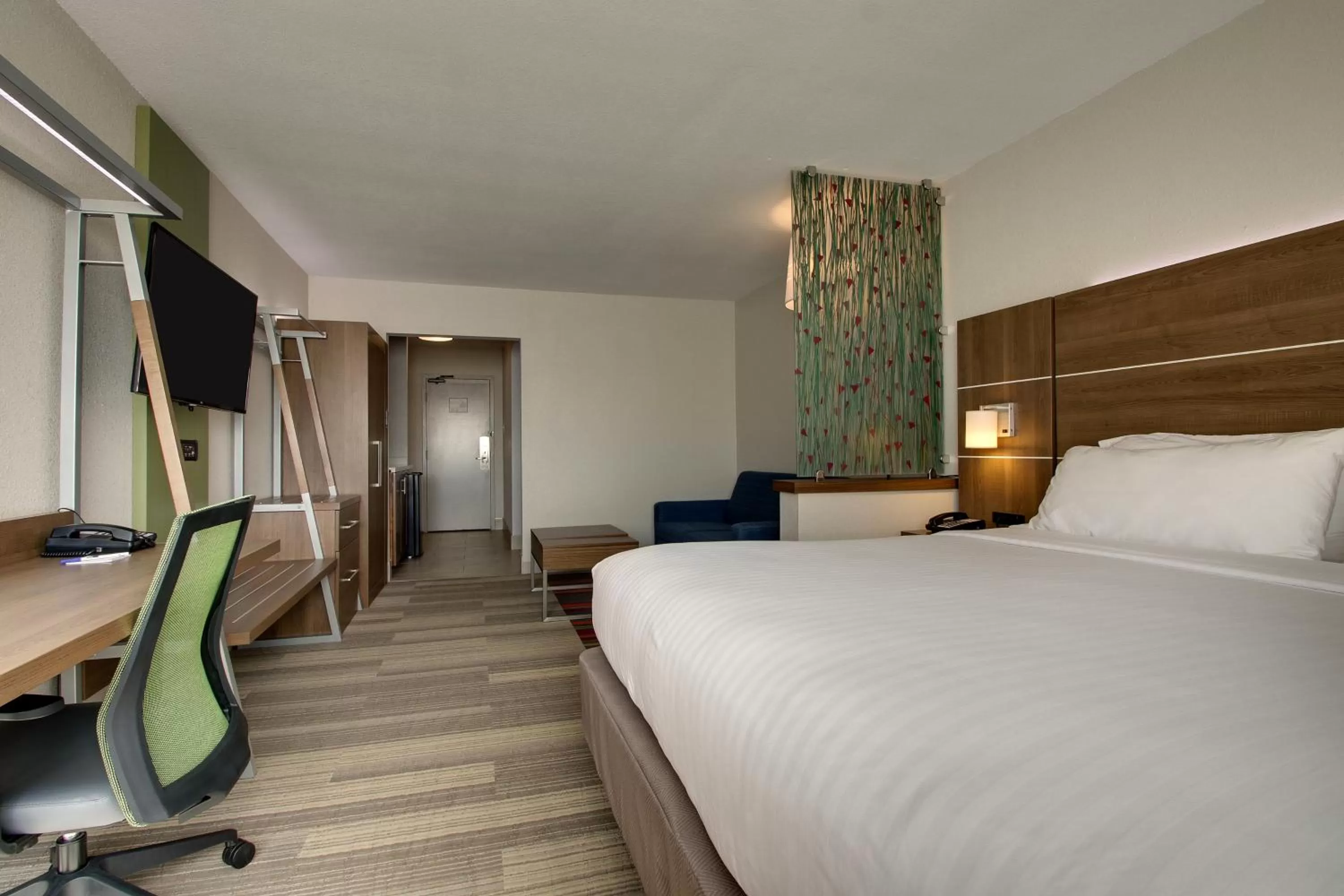 Photo of the whole room, Bed in Holiday Inn Express & Suites Wapakoneta by IHG