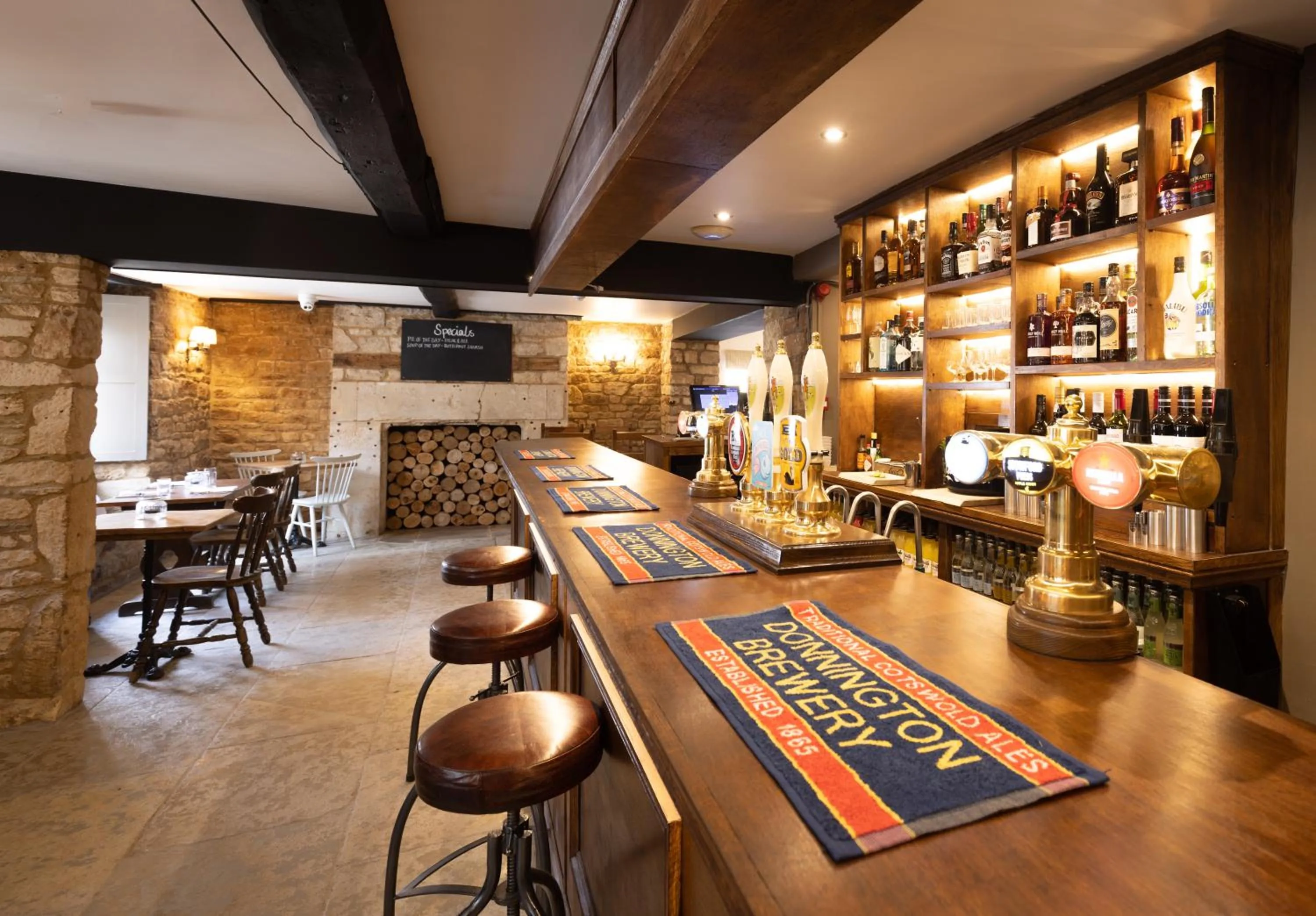 Lounge or bar in The Fox at Barrington