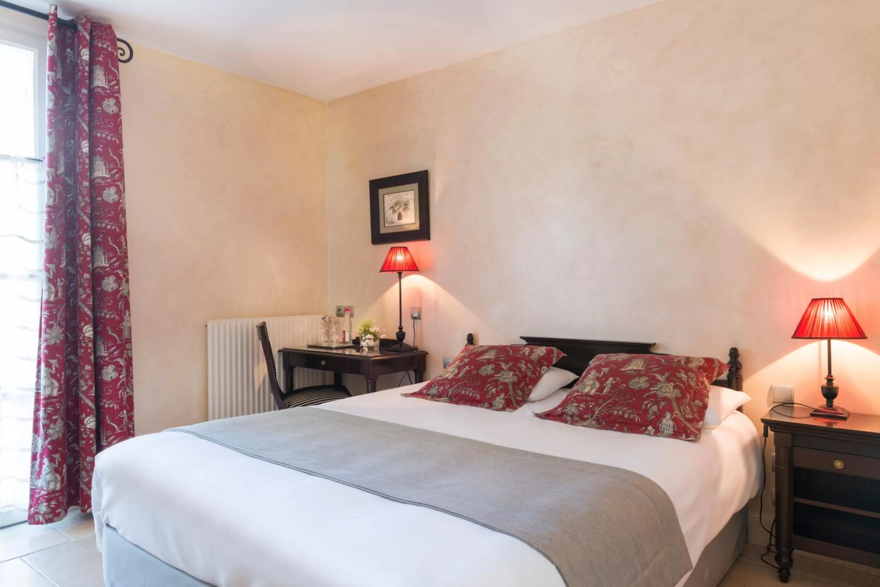 Bedroom, Bed in Hôtel Aux Vieux Remparts