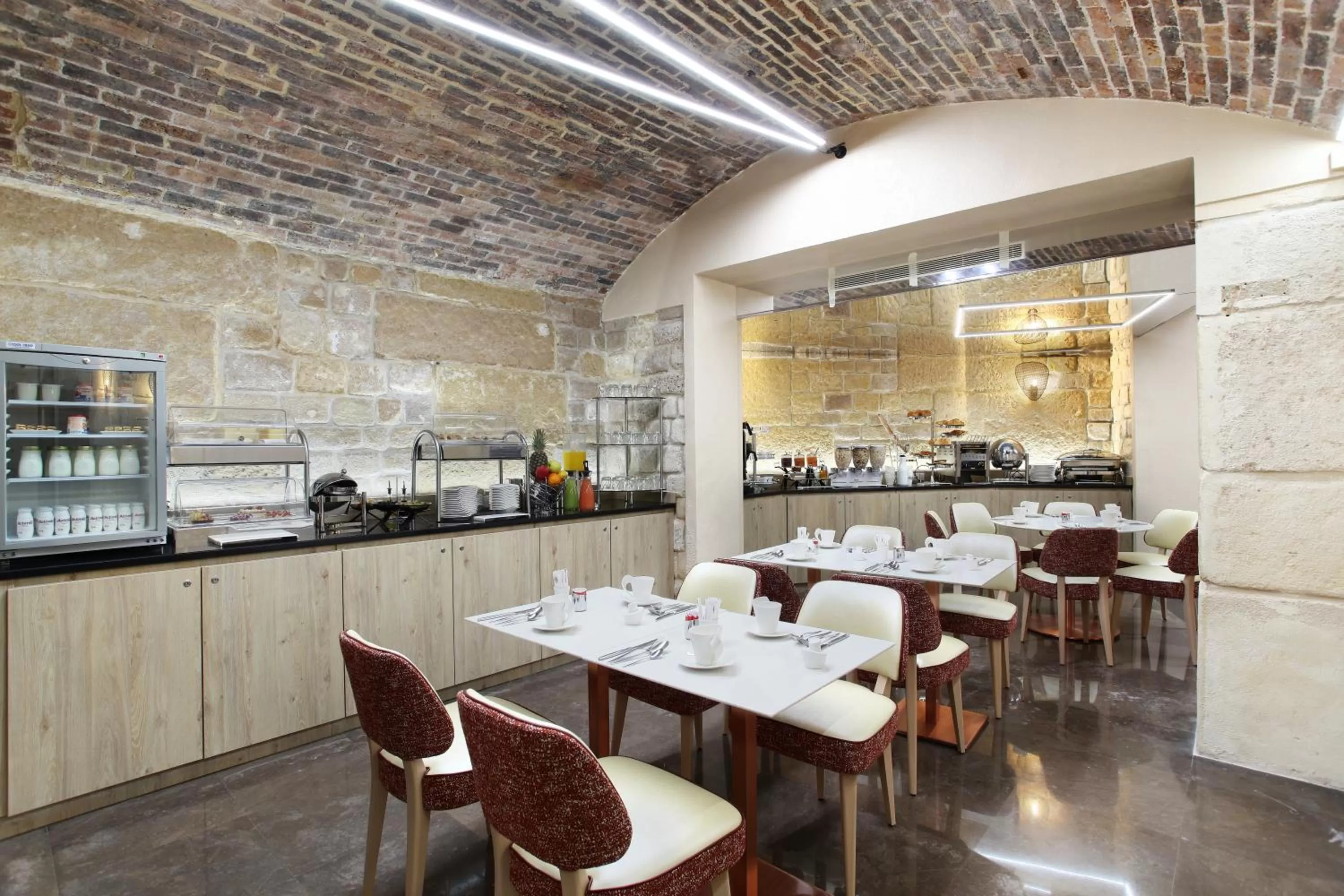 Restaurant/places to eat in Grand Hotel Saint Michel