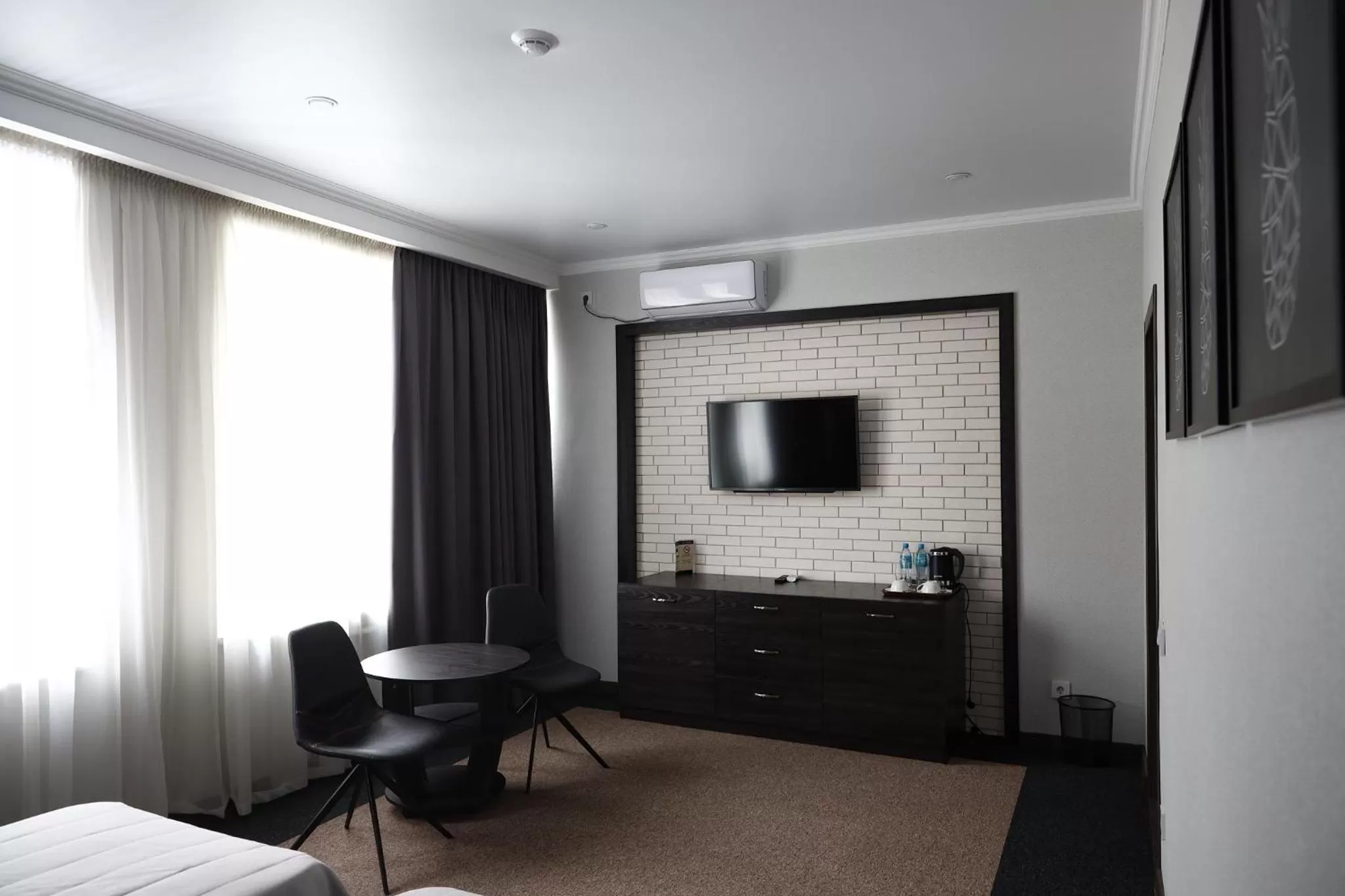 Photo of the whole room, Bed in Meridian