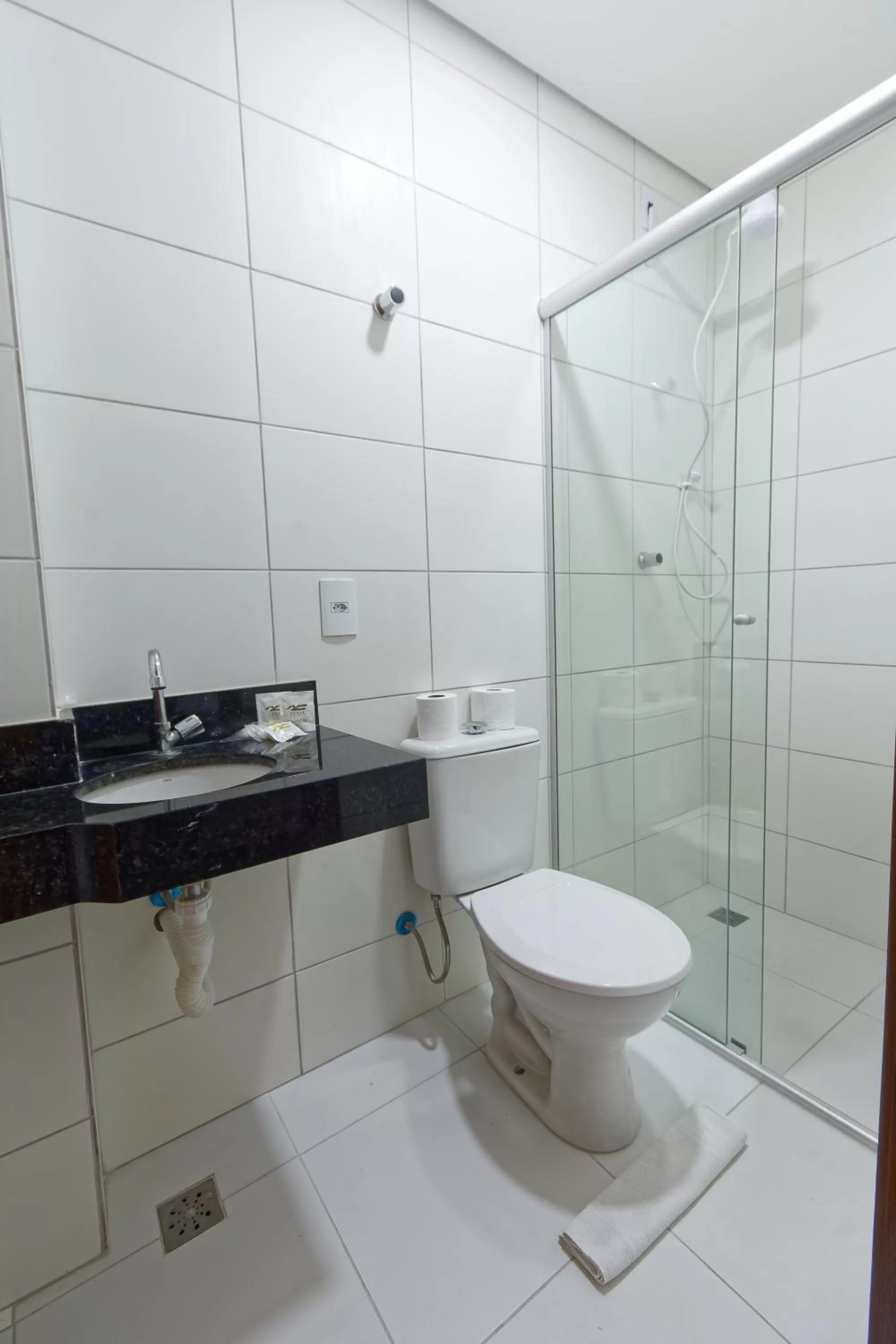 Shower in Fênix Hotel Bom Retiro