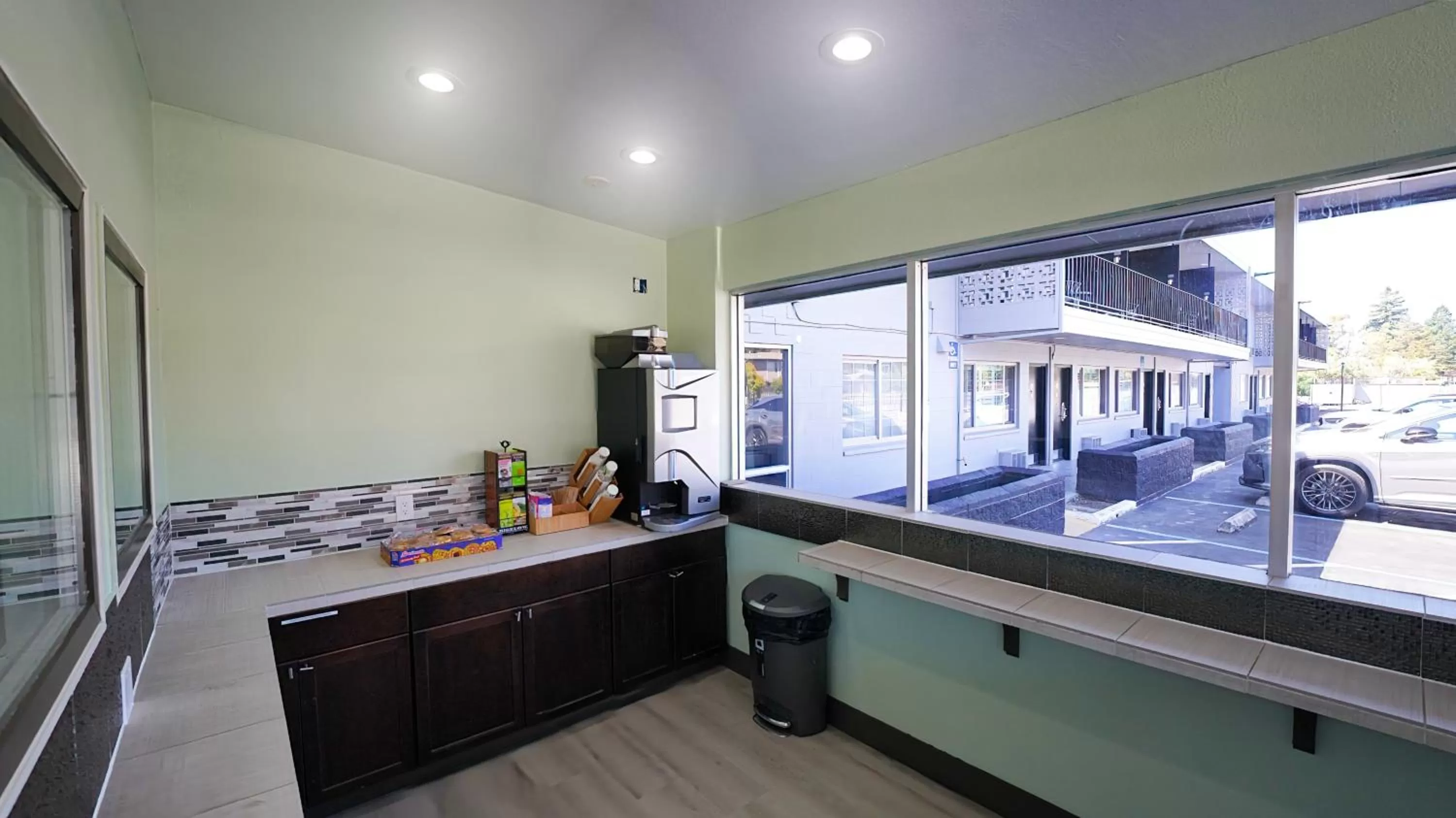 Breakfast in SeaSide Inn & Suites