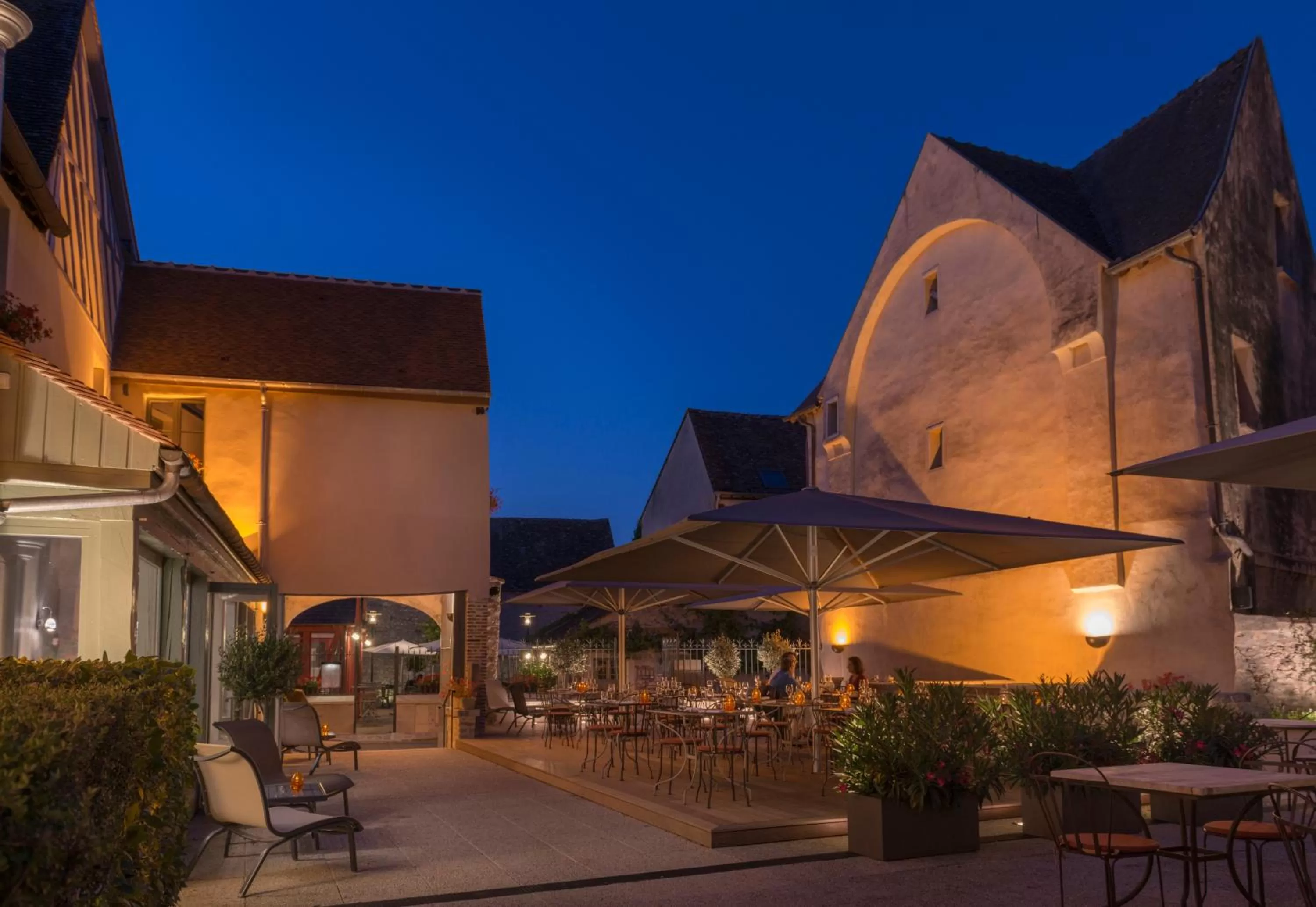 Patio in Hôtel Aux Vieux Remparts