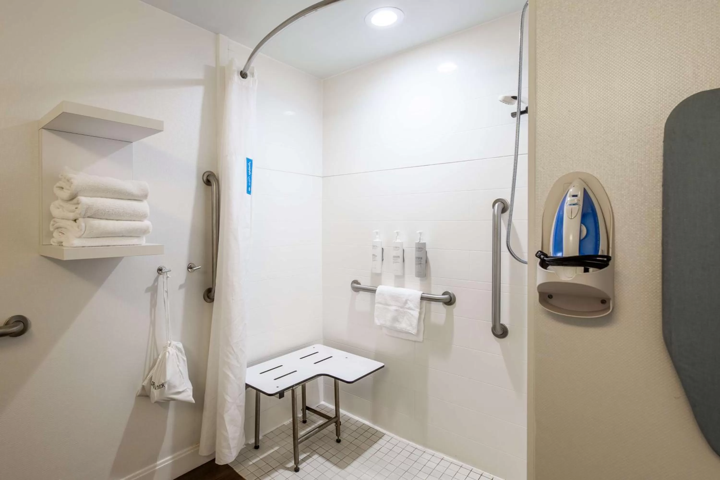 Bathroom in Hampton Inn Columbia I-26/Harbison Blvd