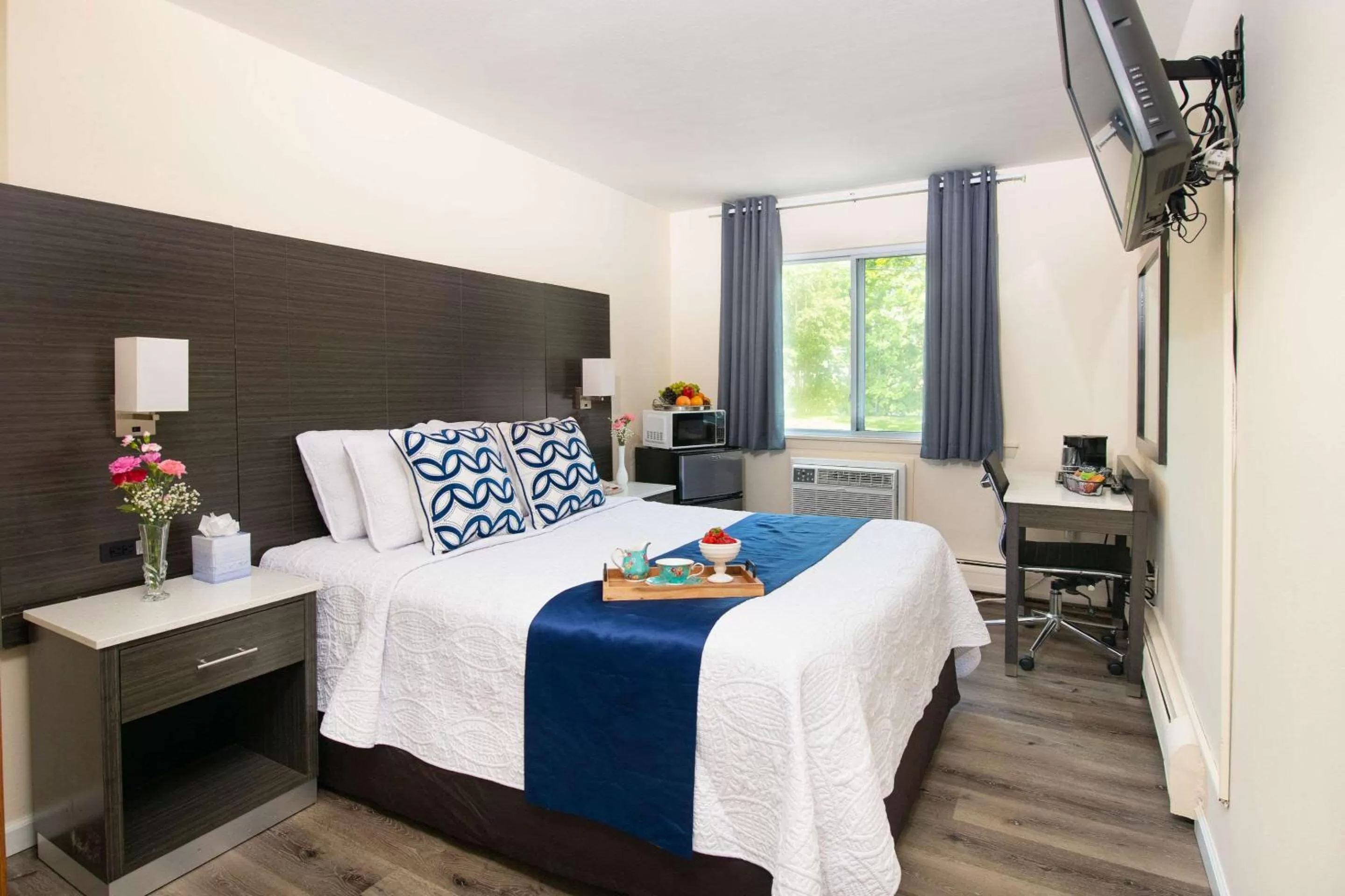 Bedroom, Bed in Rodeway Inn Middletown - Newport