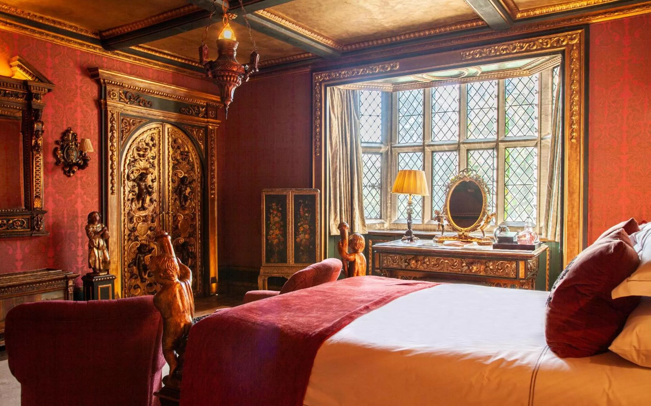 Bed in Great Fosters - Near Windsor