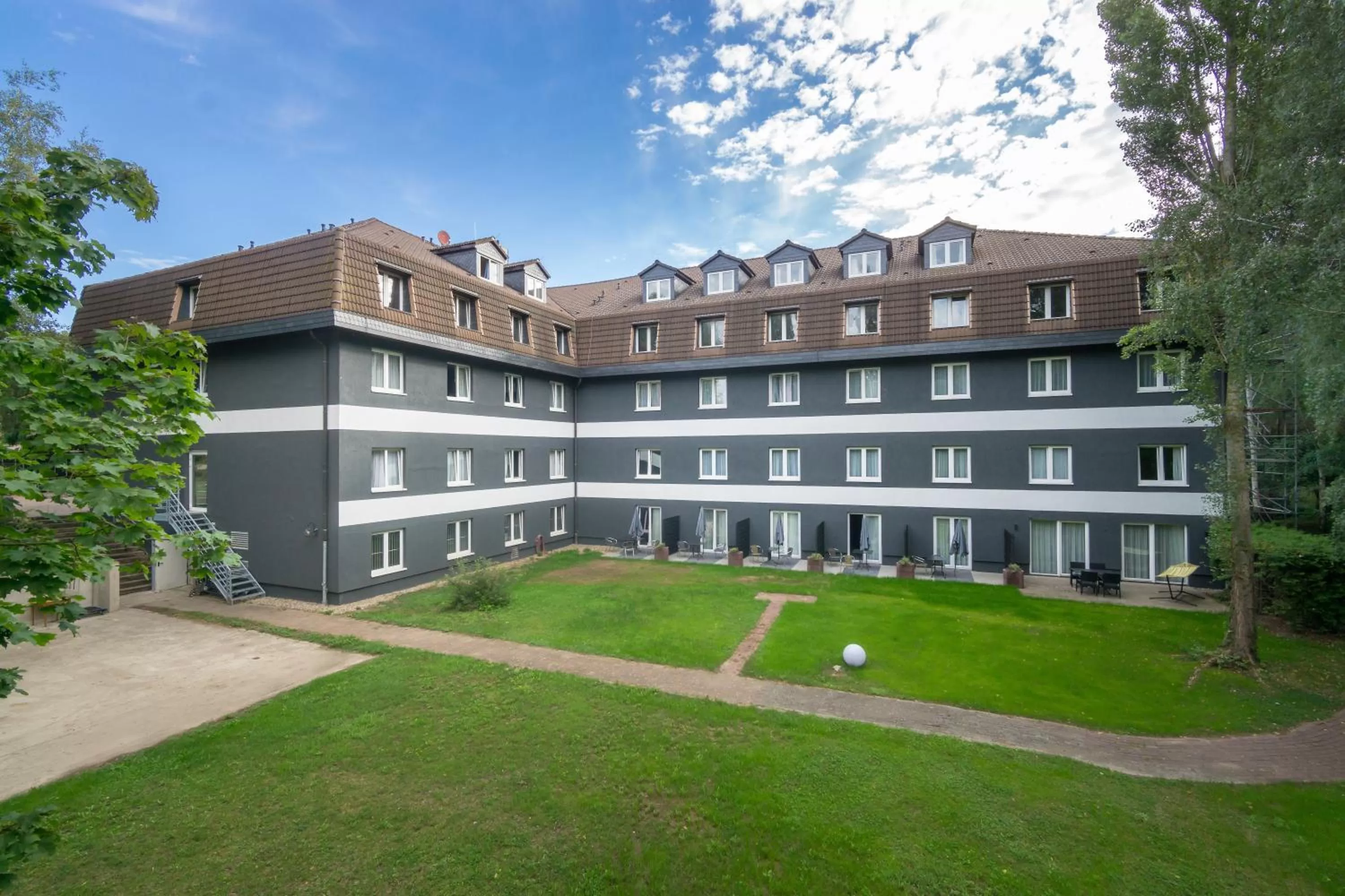 Facade/entrance in SL'otel im Parforcehaus