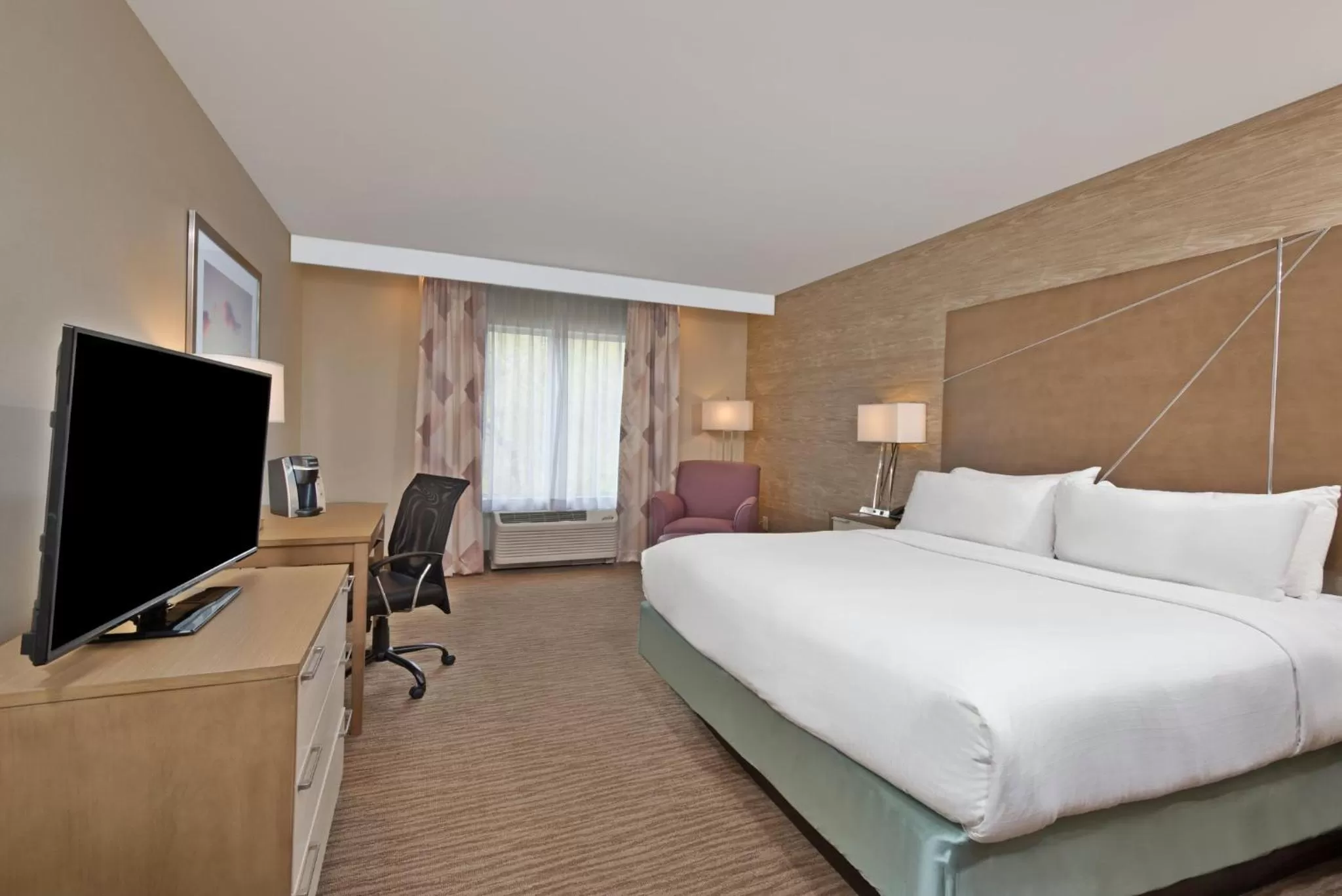 Photo of the whole room, Bed in Holiday Inn Express & Suites New Cumberland by IHG