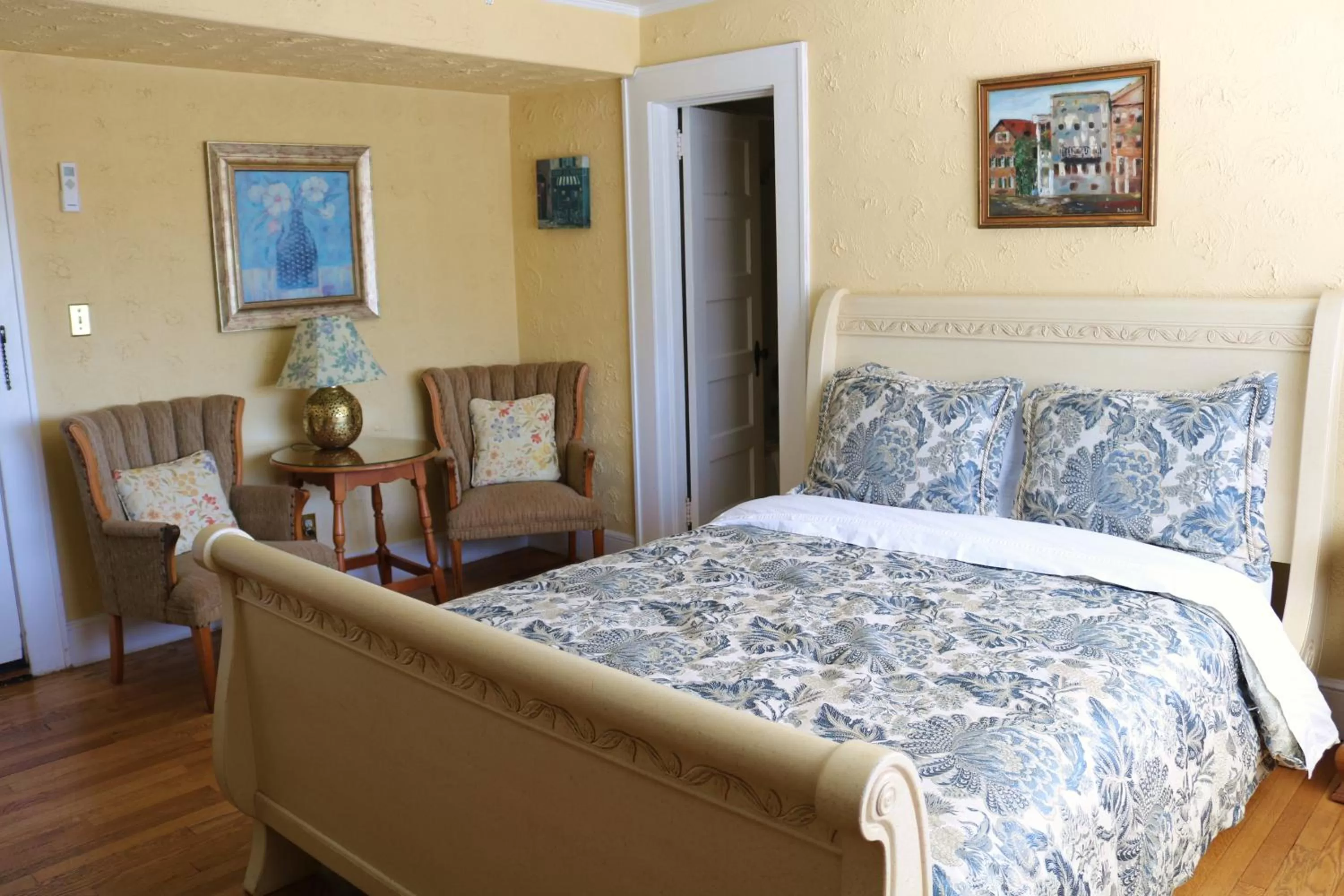 Bed in Echo Mountain Inn