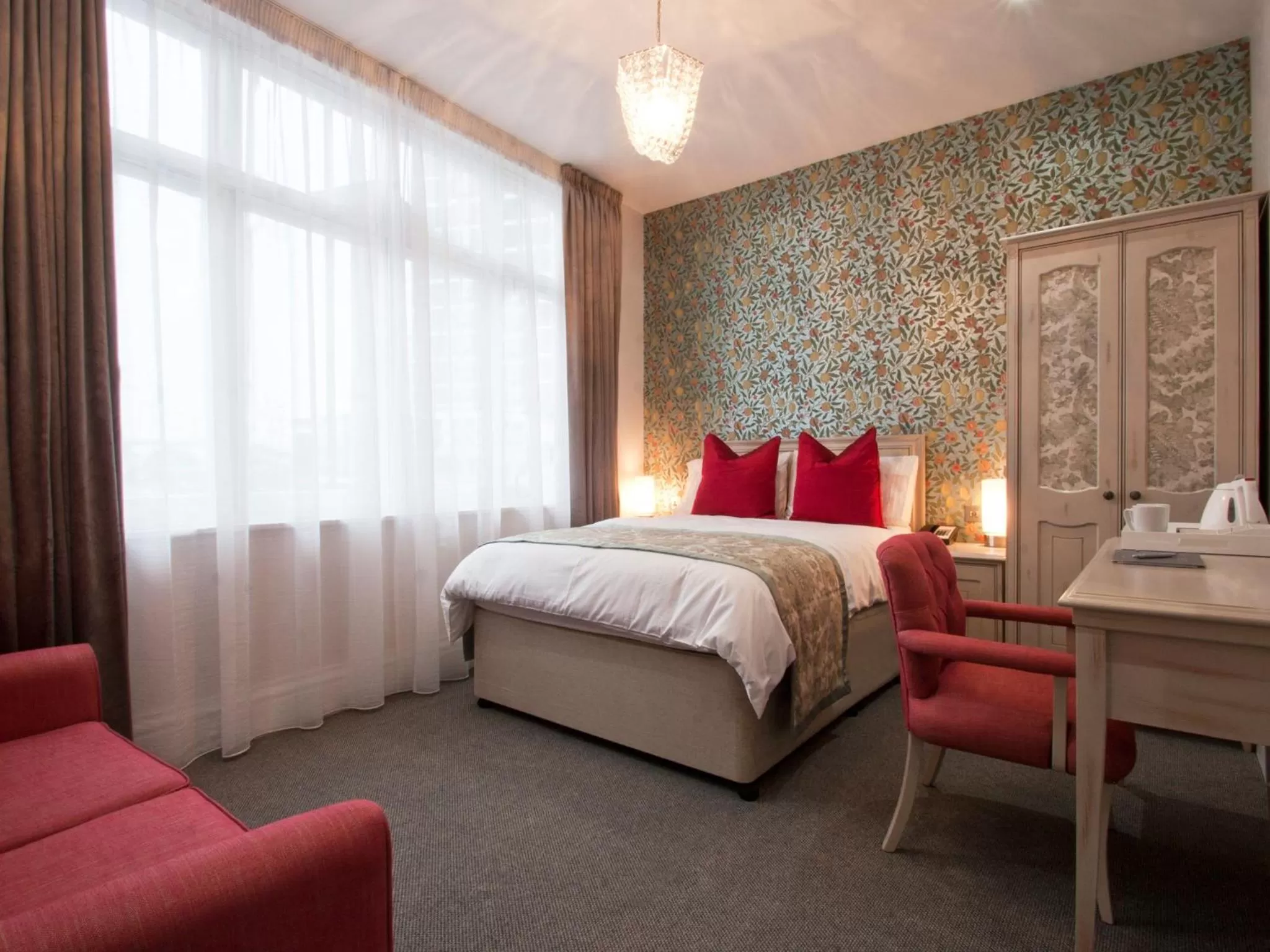 Seating area, Bed in W12 Rooms