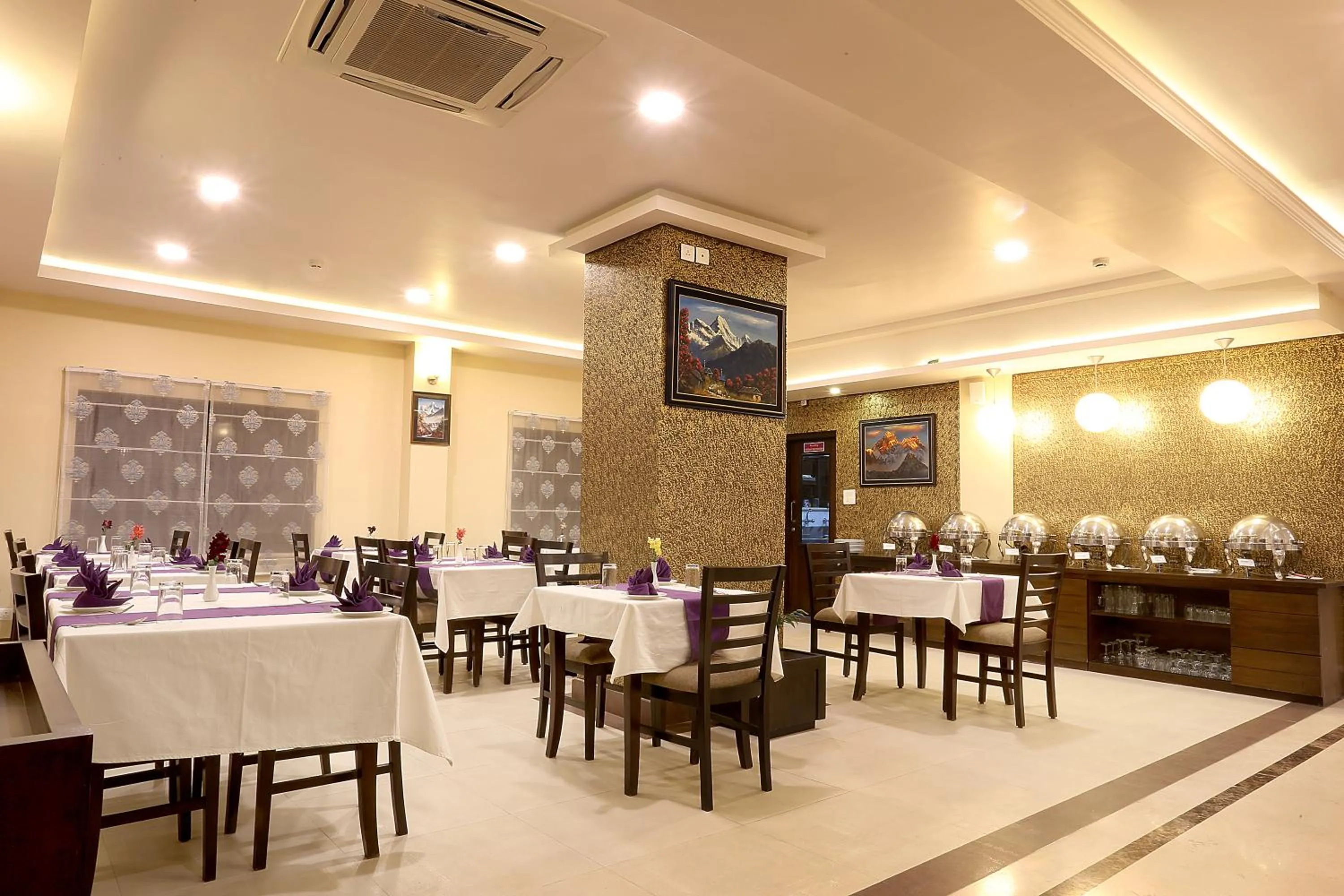 Restaurant/places to eat in Hotel Harmika