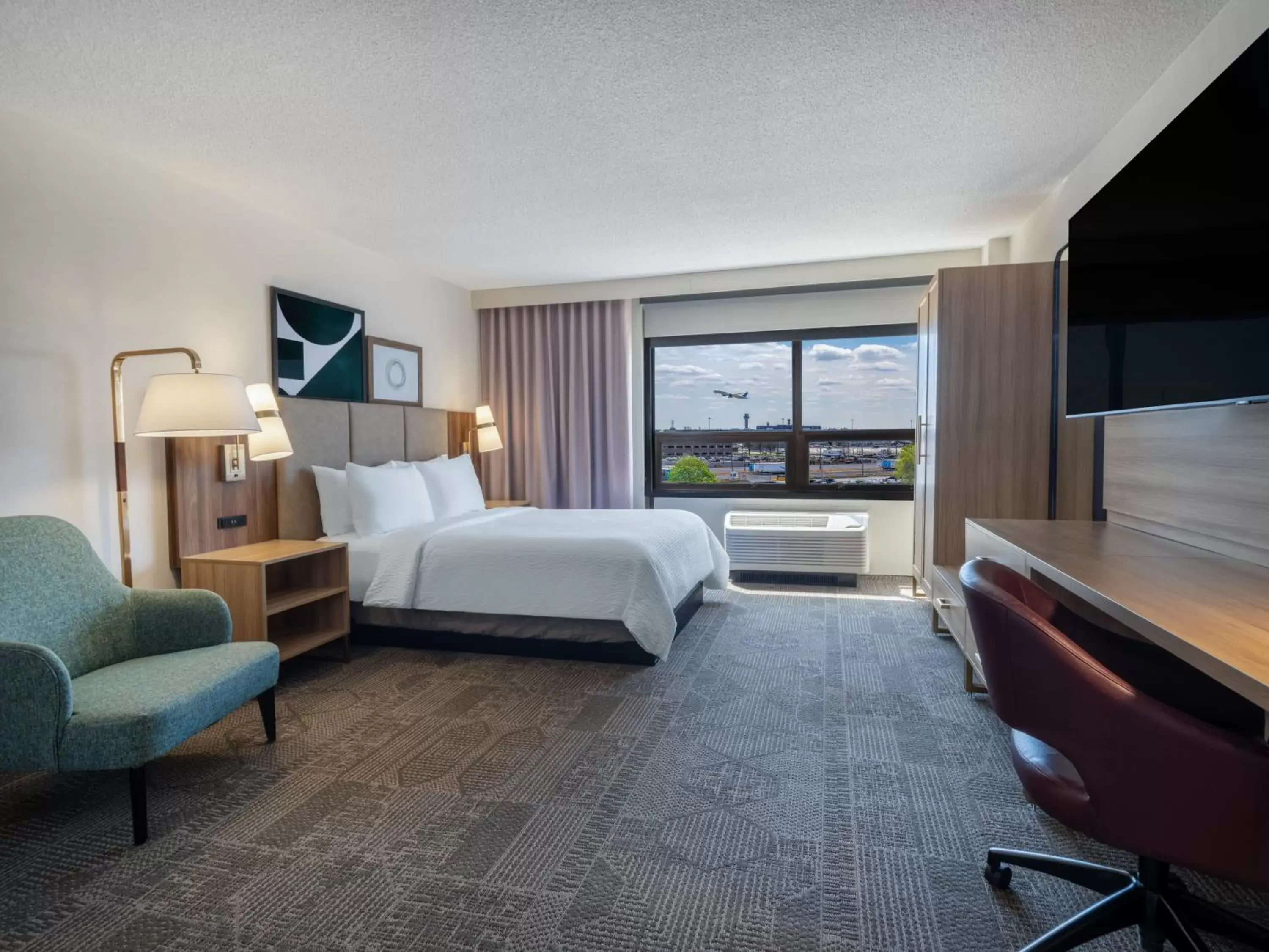 Queen Studio Suite with Airport View in Staybridge Suites Chicago O'Hare - Rosemont by IHG Queen Studio Suite with Airport View in Staybridge Suites Chicago O'Hare - Rosemont by IHG
