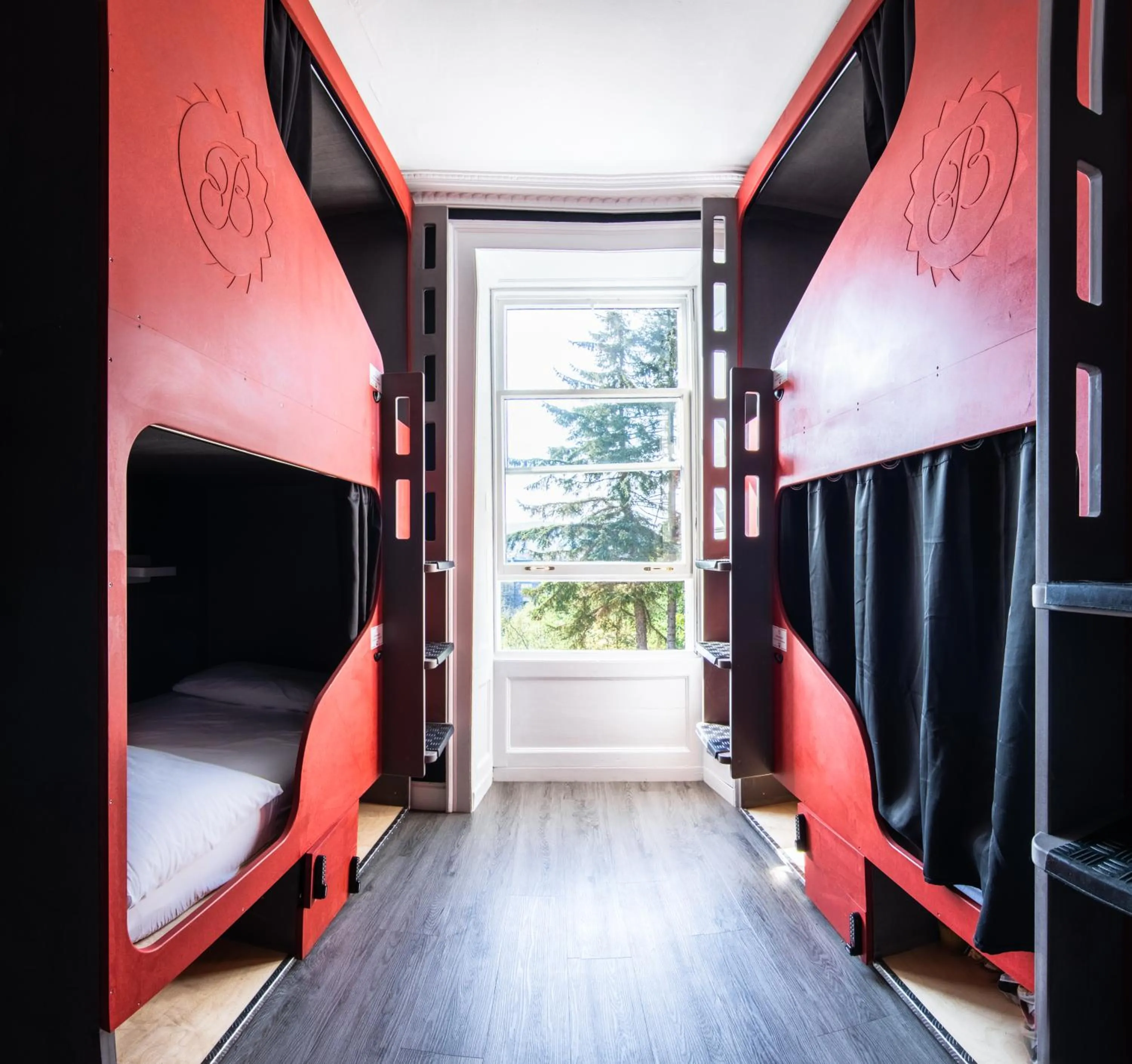 Photo of the whole room, Bed in Bazpackers