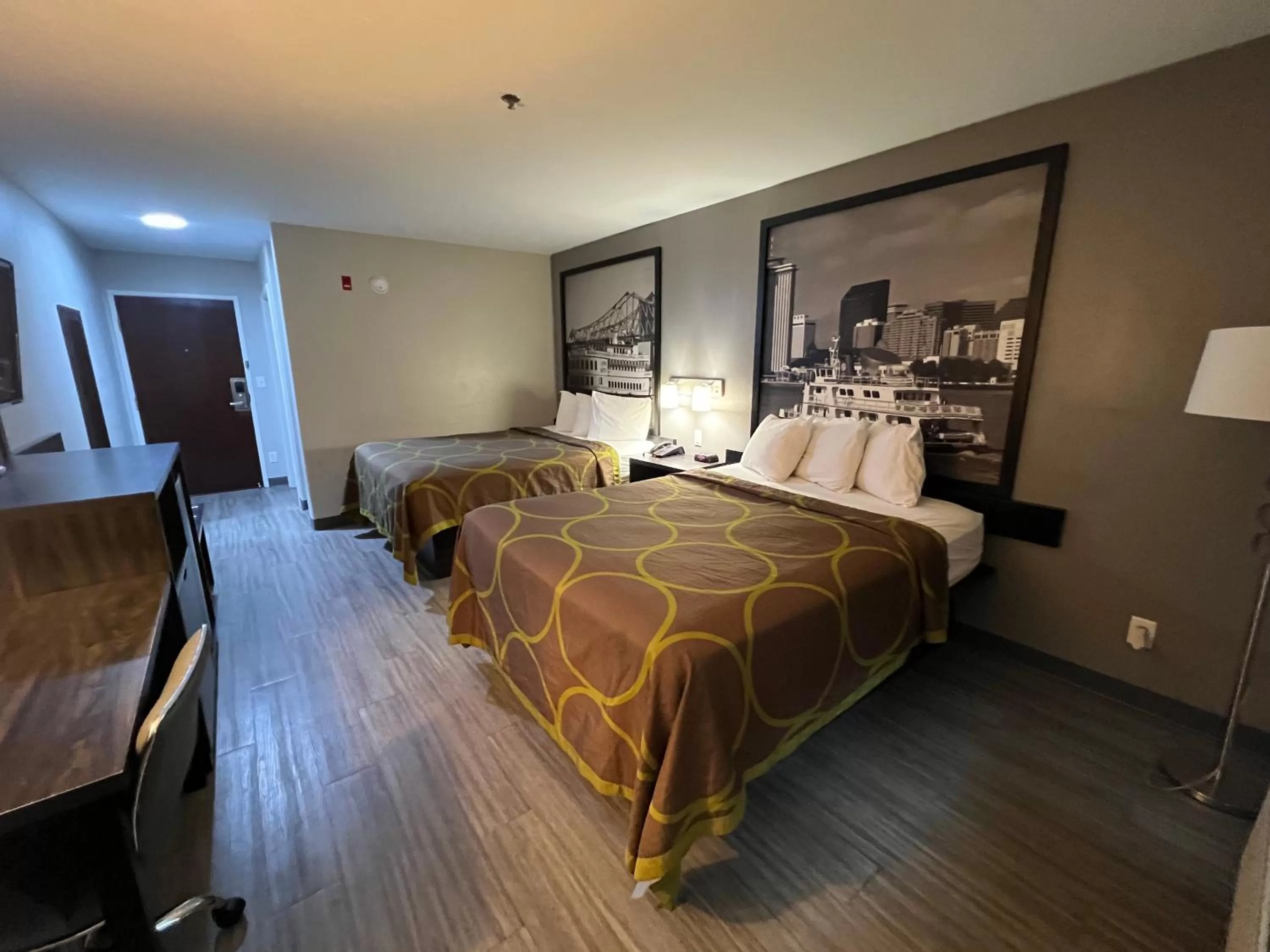 Photo of the whole room, Bed in Super 8 by Wyndham Lake Charles/Sulphur