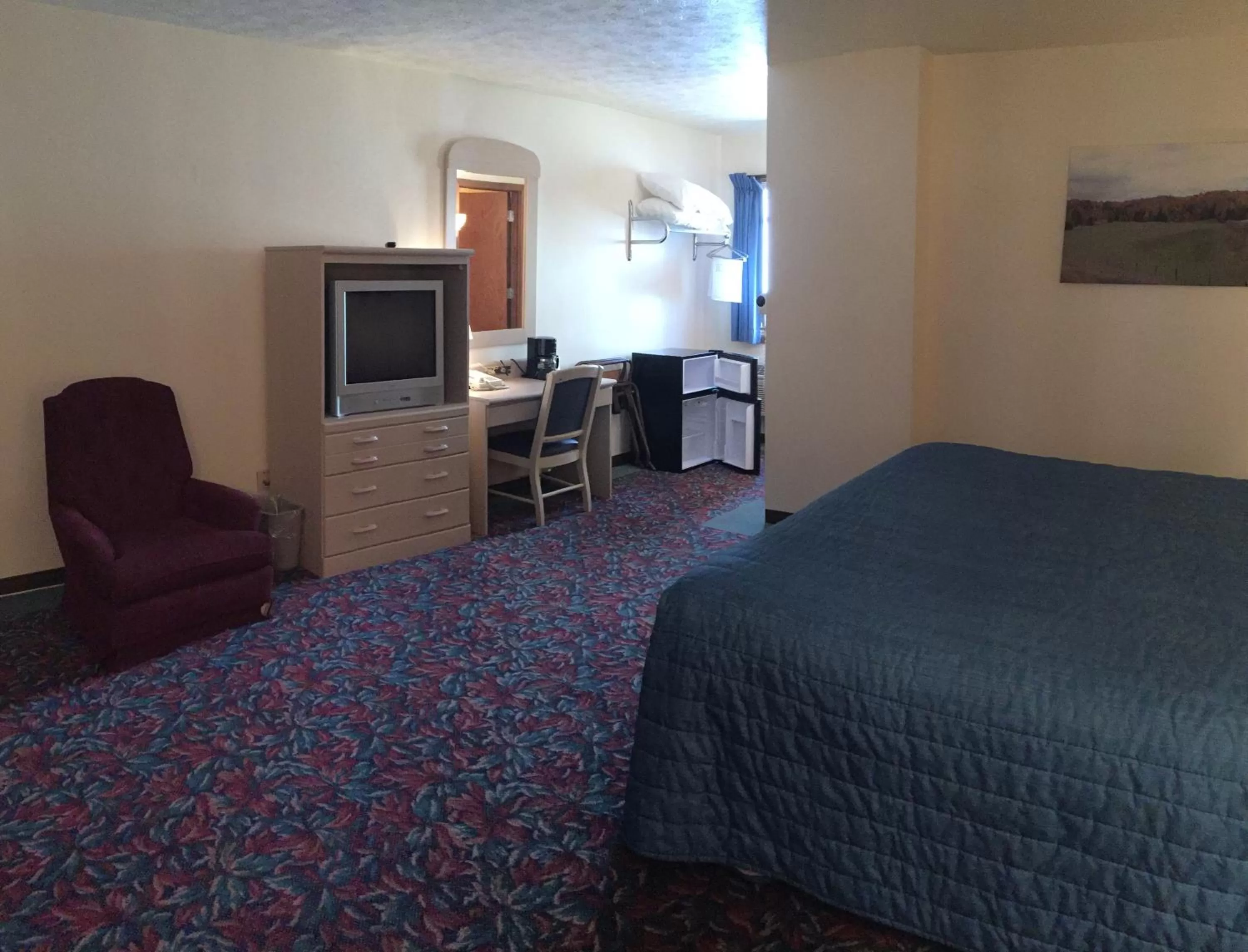 Bed in Cedar Motor Inn