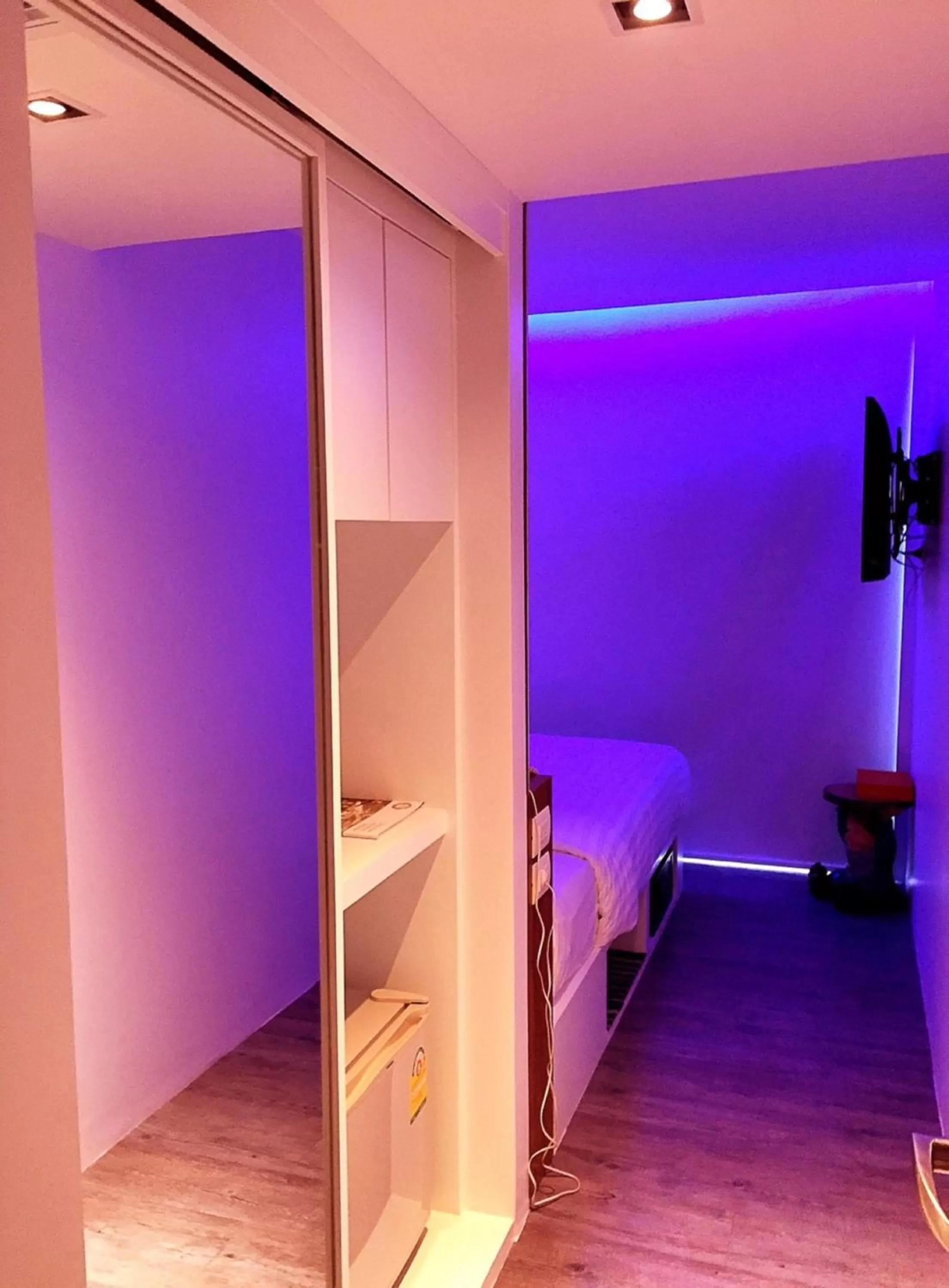 Photo of the whole room in S Box Sukhumvit Hotel