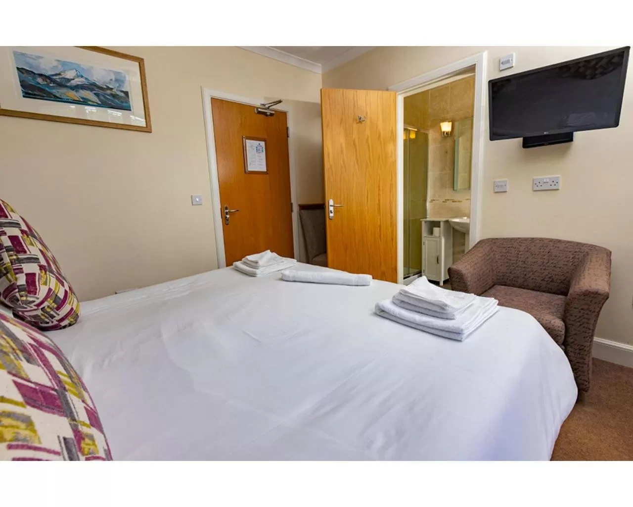 Bedroom, Bed in Crown Hotel