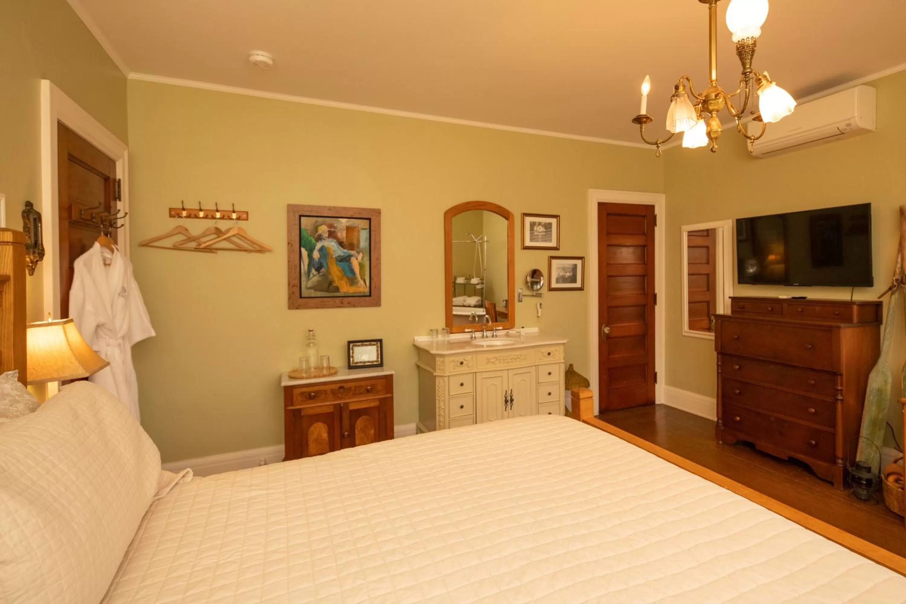 Bedroom, Bed in Cartier Mansion