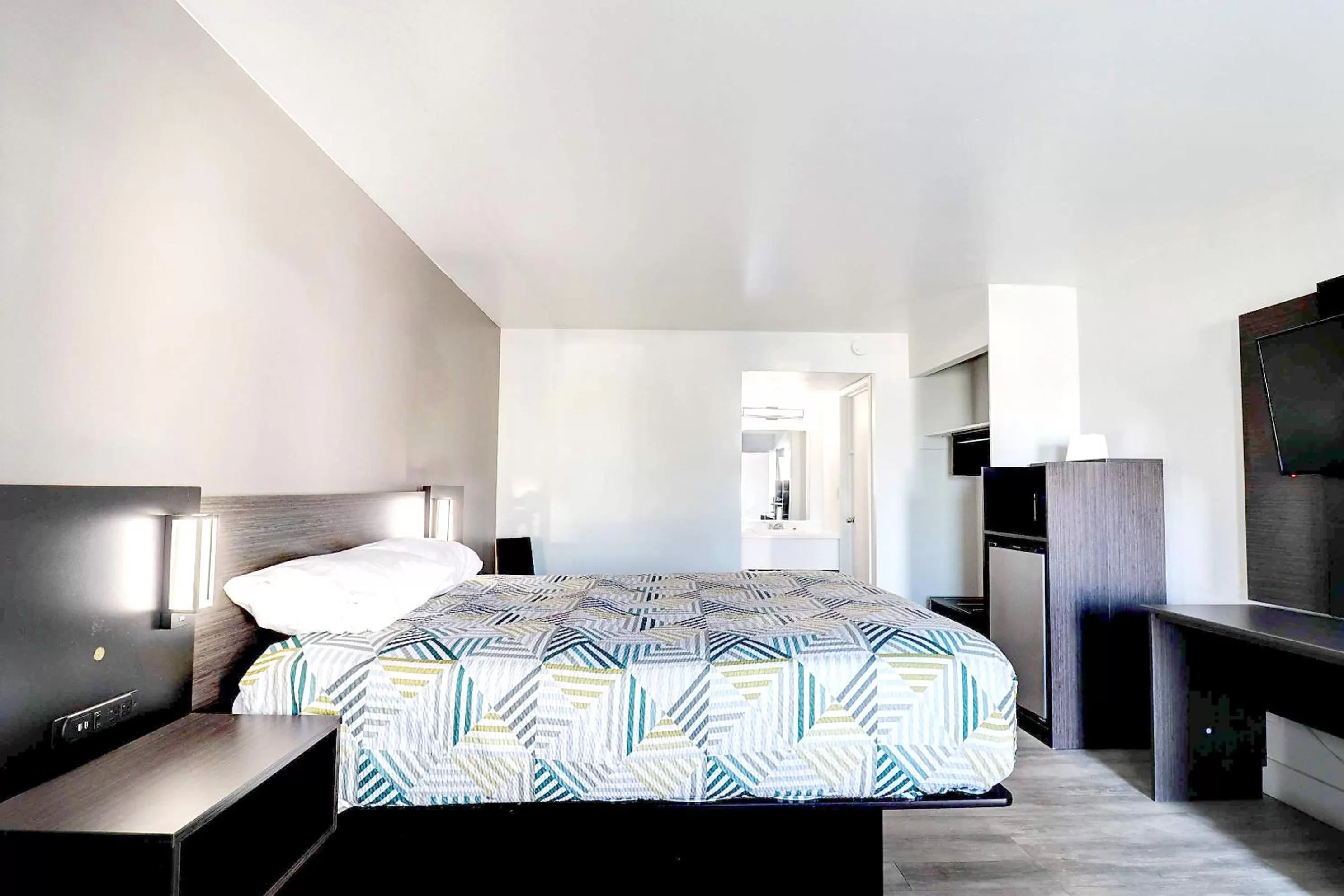 Bed in Motel 6 Tucson, AZ - East Williams Center