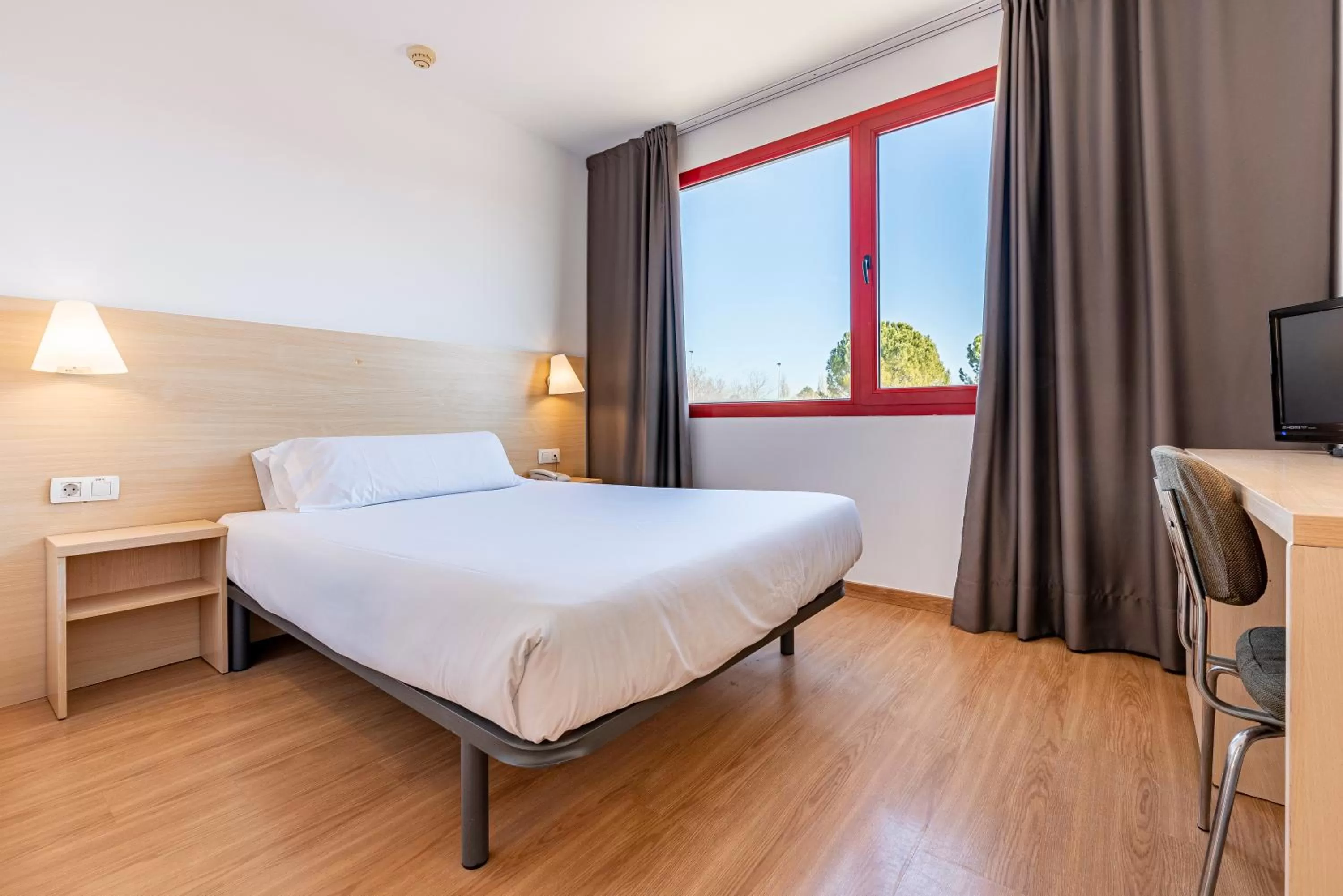 Photo of the whole room, Bed in Hotel Basic