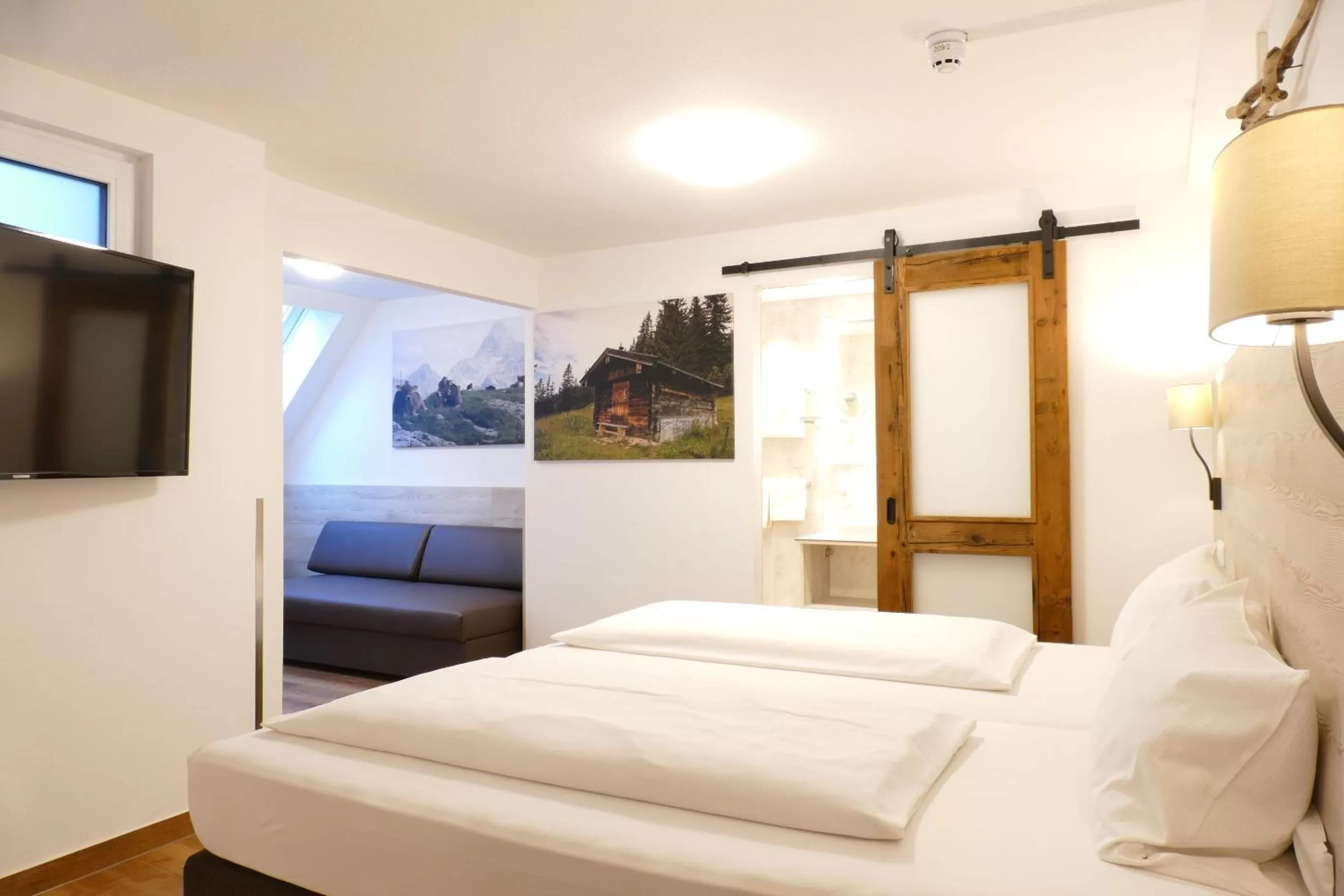 Photo of the whole room, Bed in Altstadthotel "Zum Hechten"