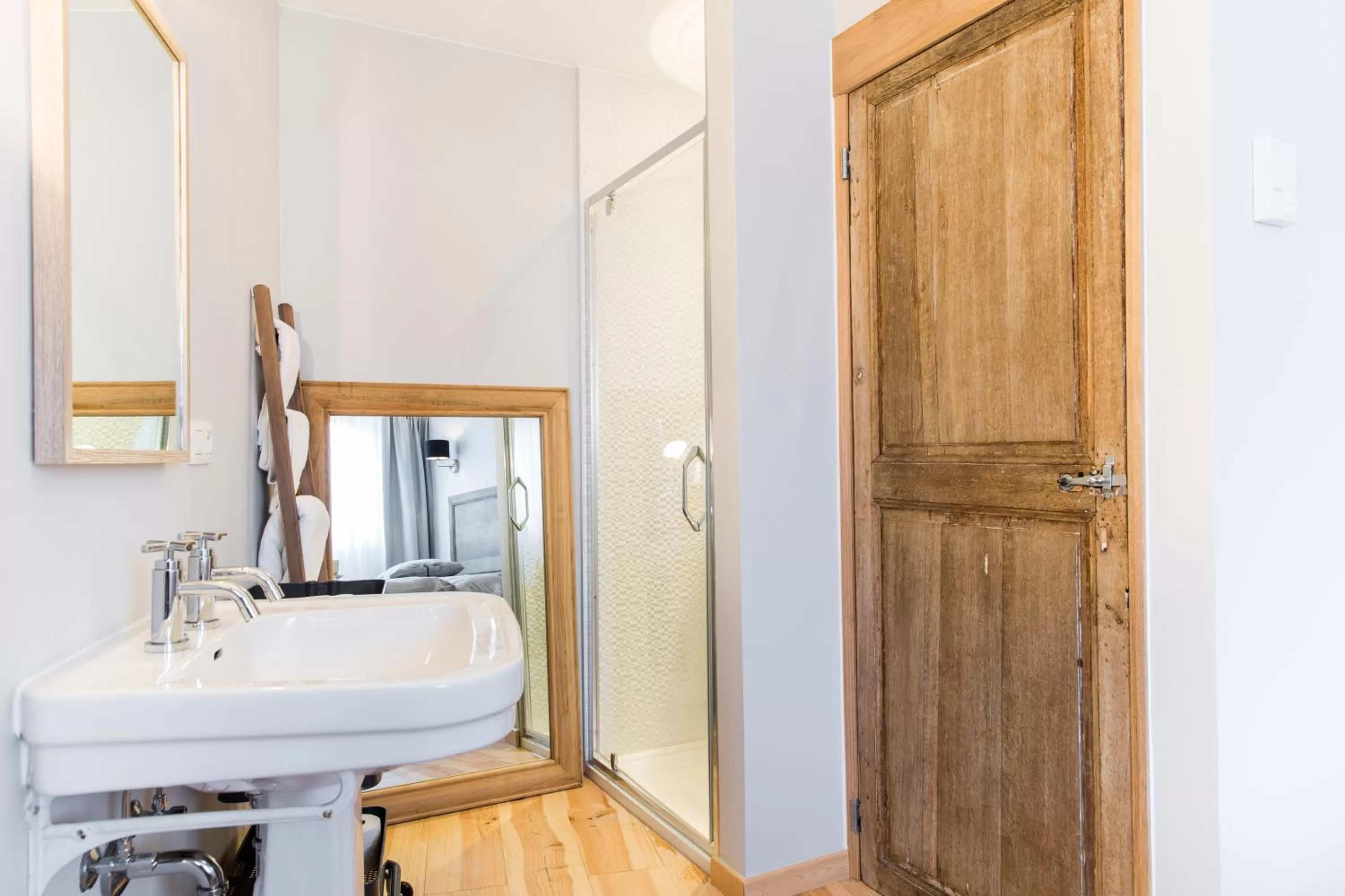 Photo of the whole room, Bathroom in BnB City