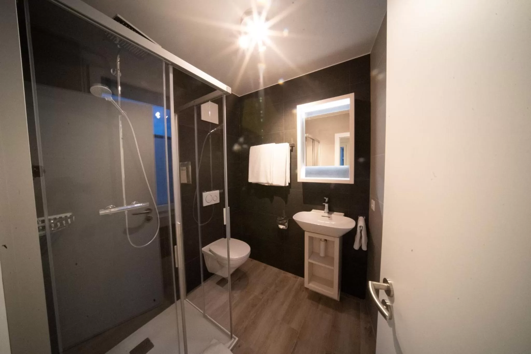 heating, Bathroom in Hotel de la Concorde