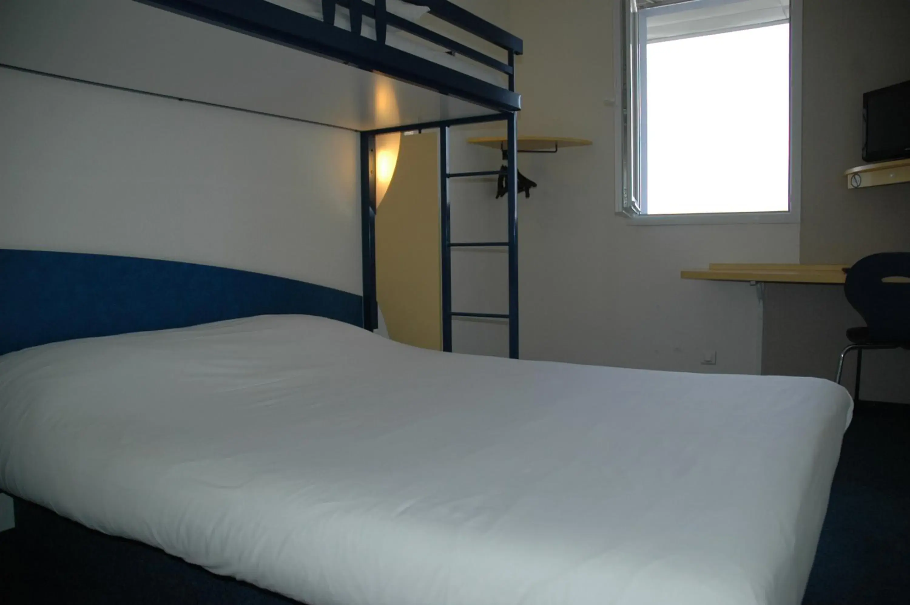 Double Room with Bunk Bed in ibis budget Libourne Double Room with Bunk Bed in ibis budget Libourne