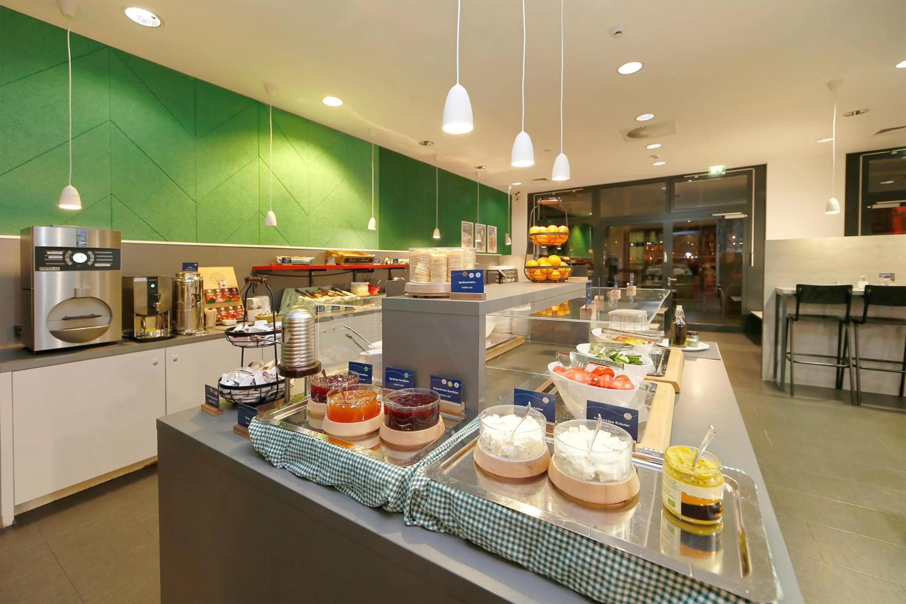 Breakfast in MEININGER Hotel Berlin Hauptbahnhof