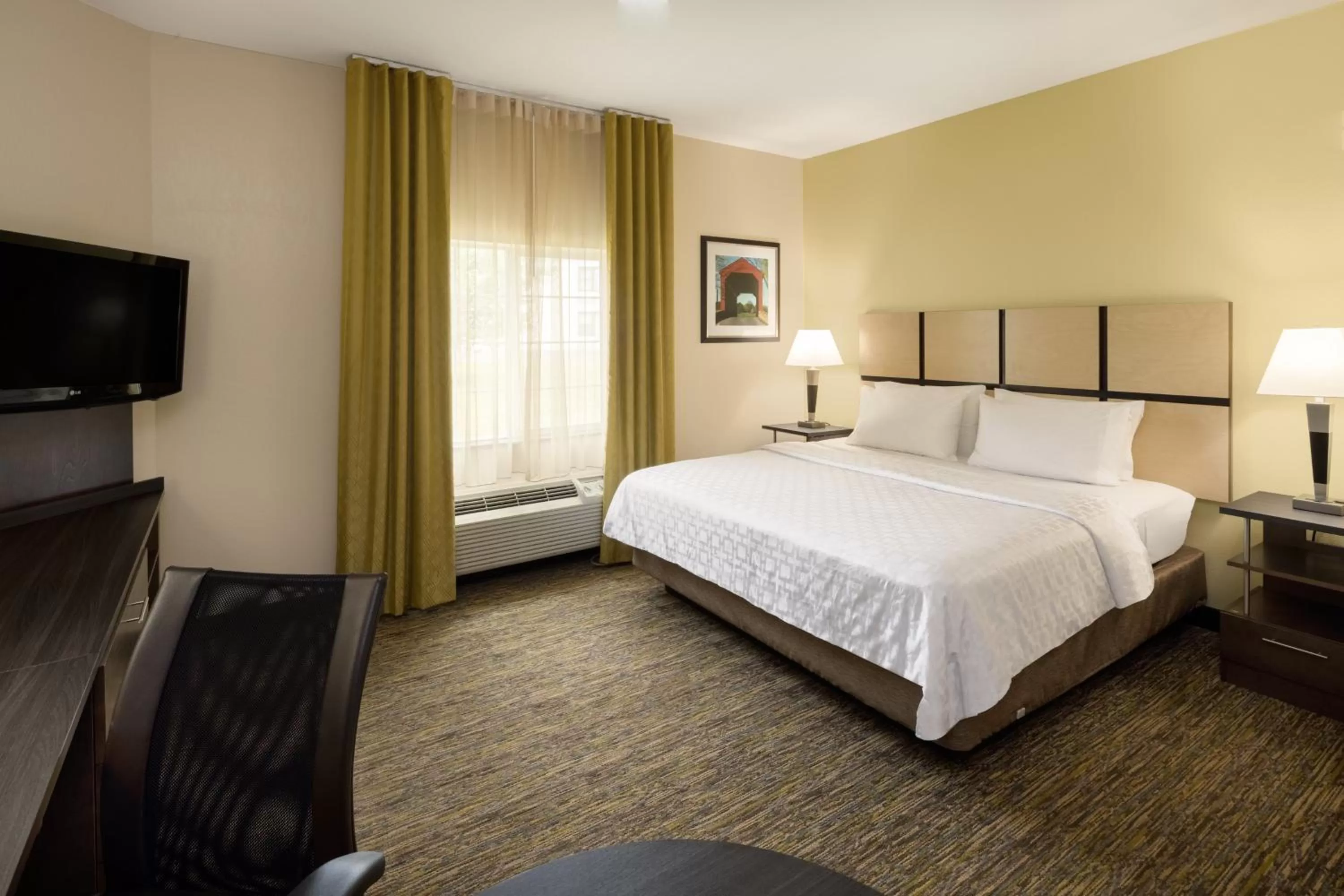 Photo of the whole room, Bed in Candlewood Suites Windsor Locks by IHG