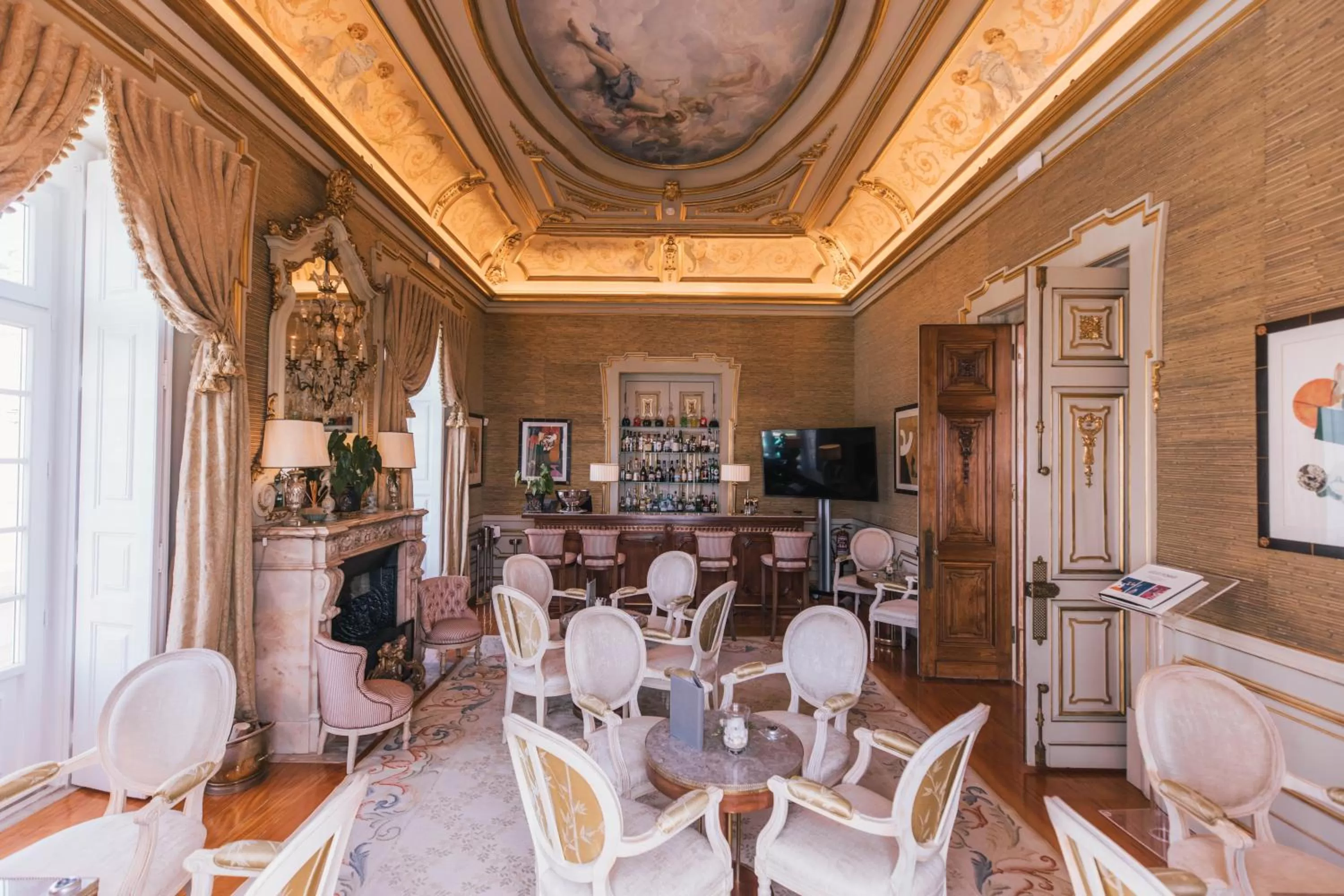 Lounge or bar in Estoril Vintage Hotel