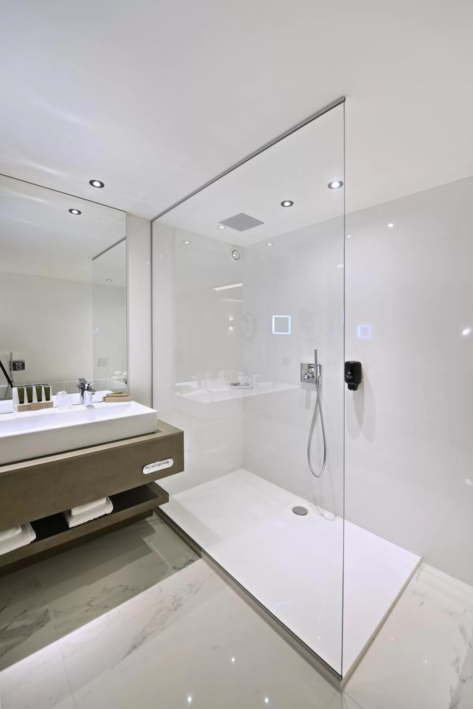 Shower in Hotel Charleroi Airport - Van Der Valk