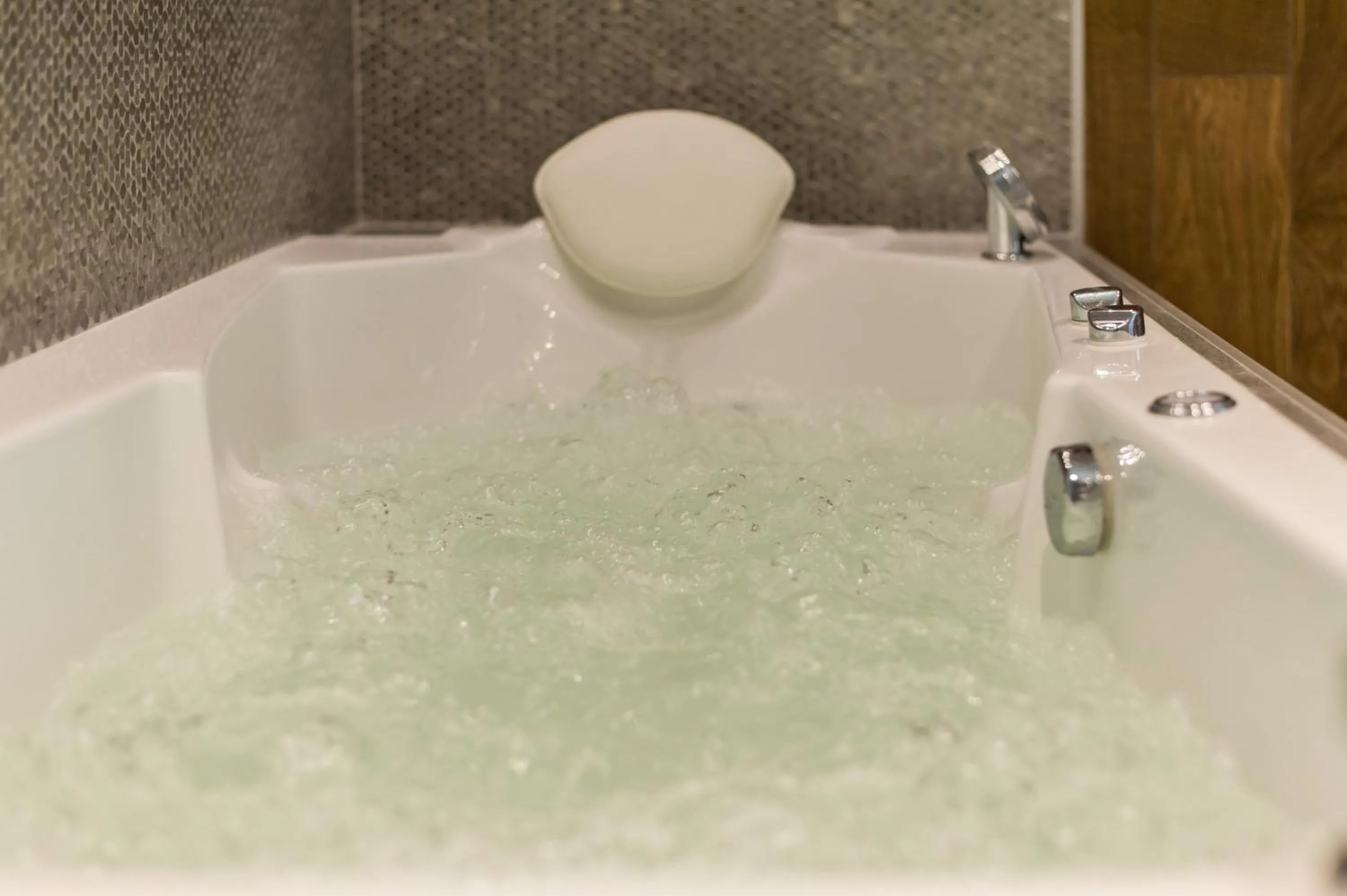 Hot Tub in Logis Hostellerie des Clos et restaurant Bistrot des grands crus et Maison de la tour Chablis