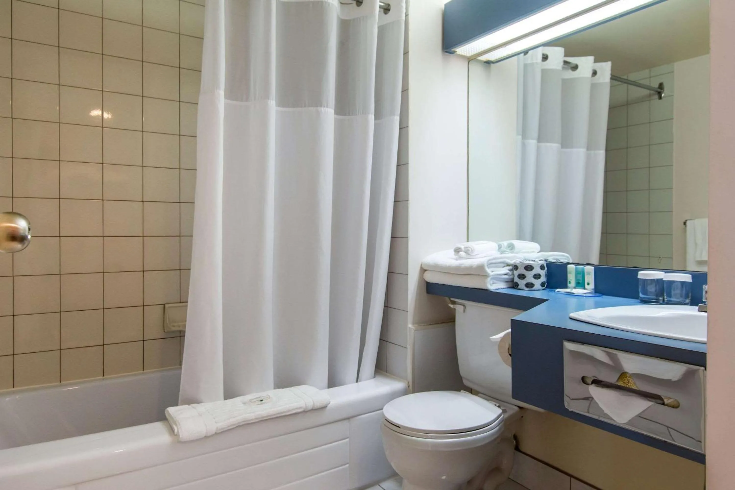 Bedroom, Bathroom in Quality Hotel et Centre de Congres