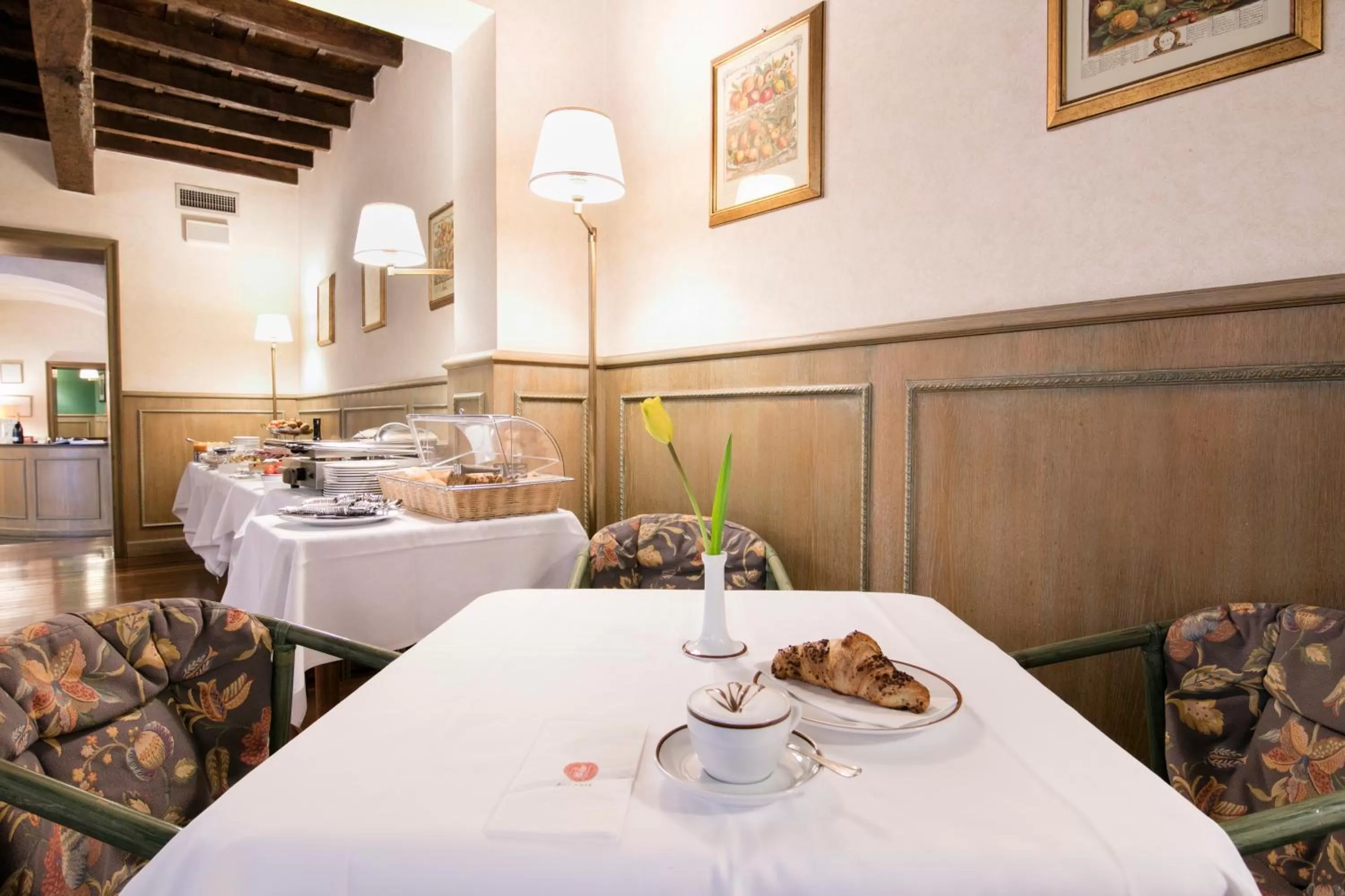 Restaurant/places to eat in Albergo Delle Notarie