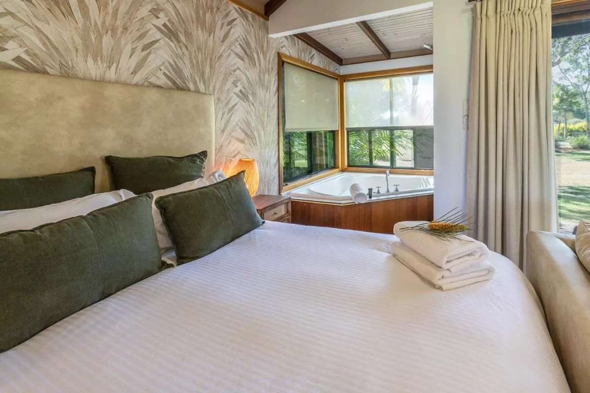 Bed in Lake Weyba Cottages Noosa
