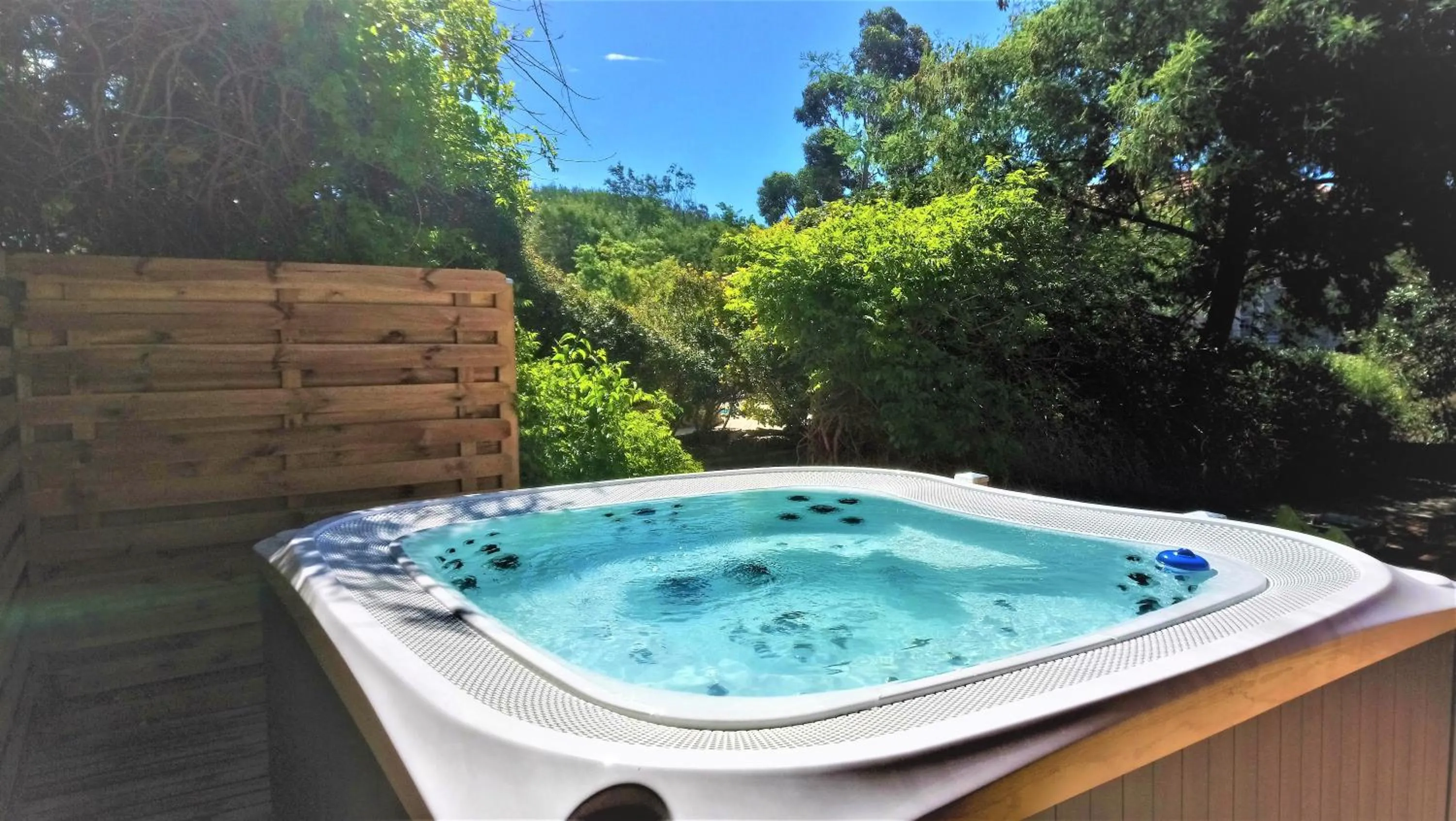Hot Tub in Les Jardins de Bormes, hôtel adult only avec sauna & jacuzzi