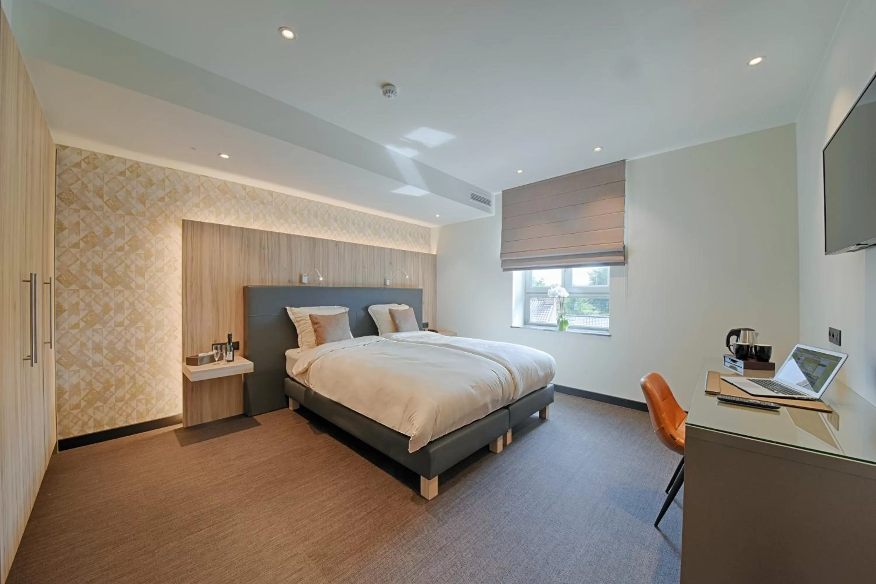 Bedroom, Bed in twee broeders